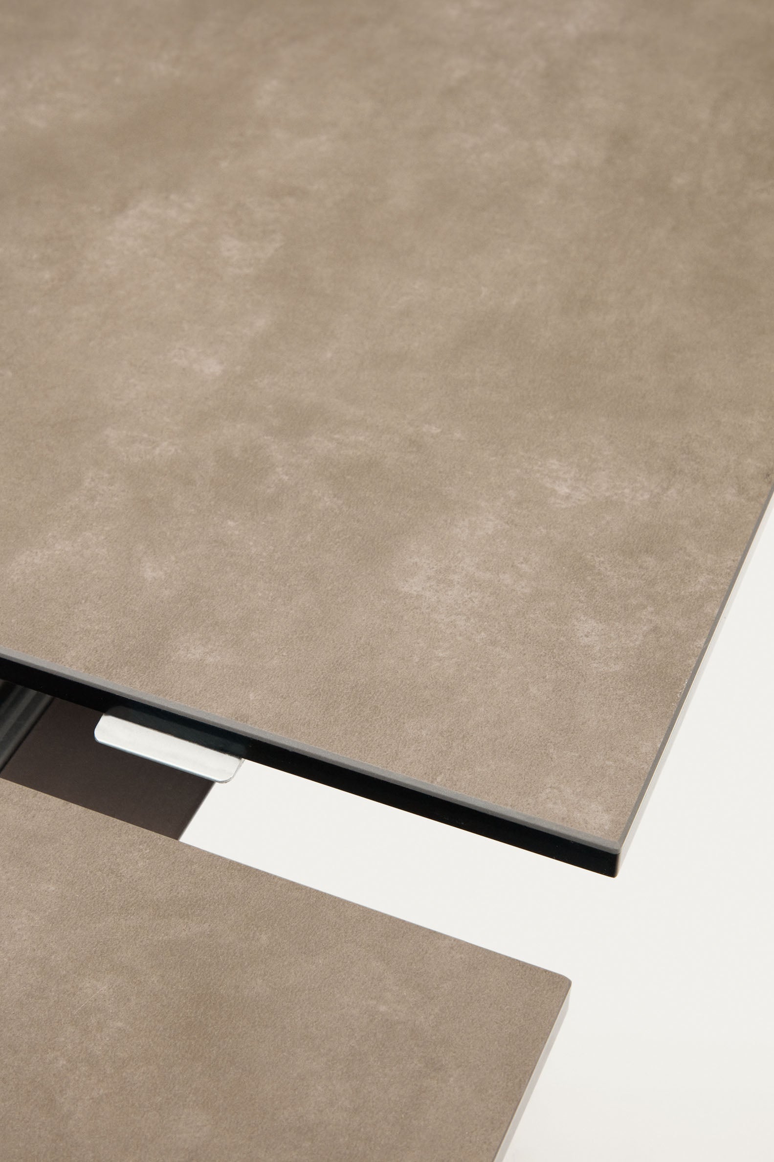 Atminda extendable table, porcelain and steel legs with a grey finish, 160 (210) x 90 cm - Detail