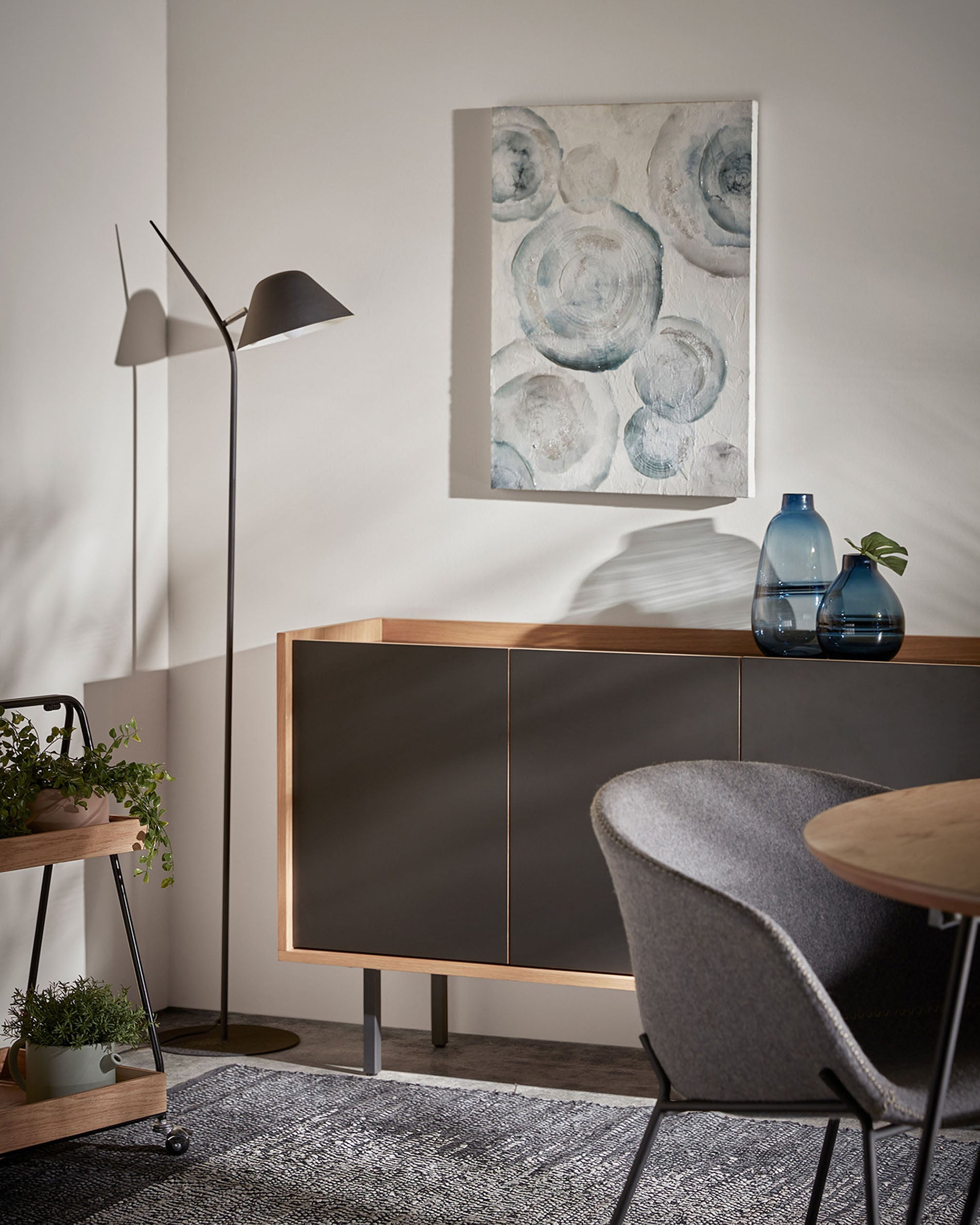 Aurelia floor lamp in steel with black finish - Lifestyle