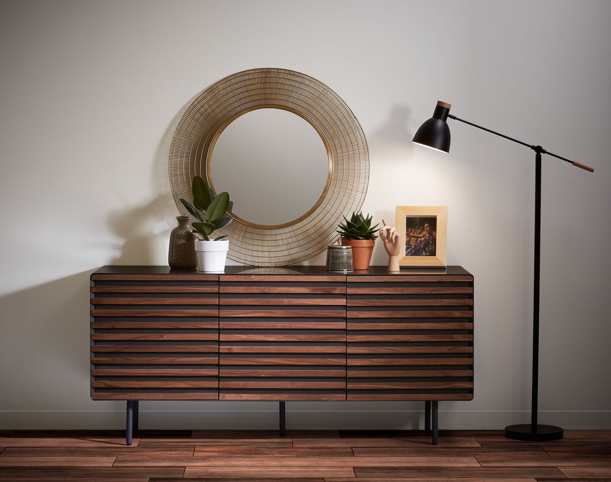 Kesia 2 door sideboard in walnut veneer with black lacquer & black steel, 162 x 74 cm - Lifestyle