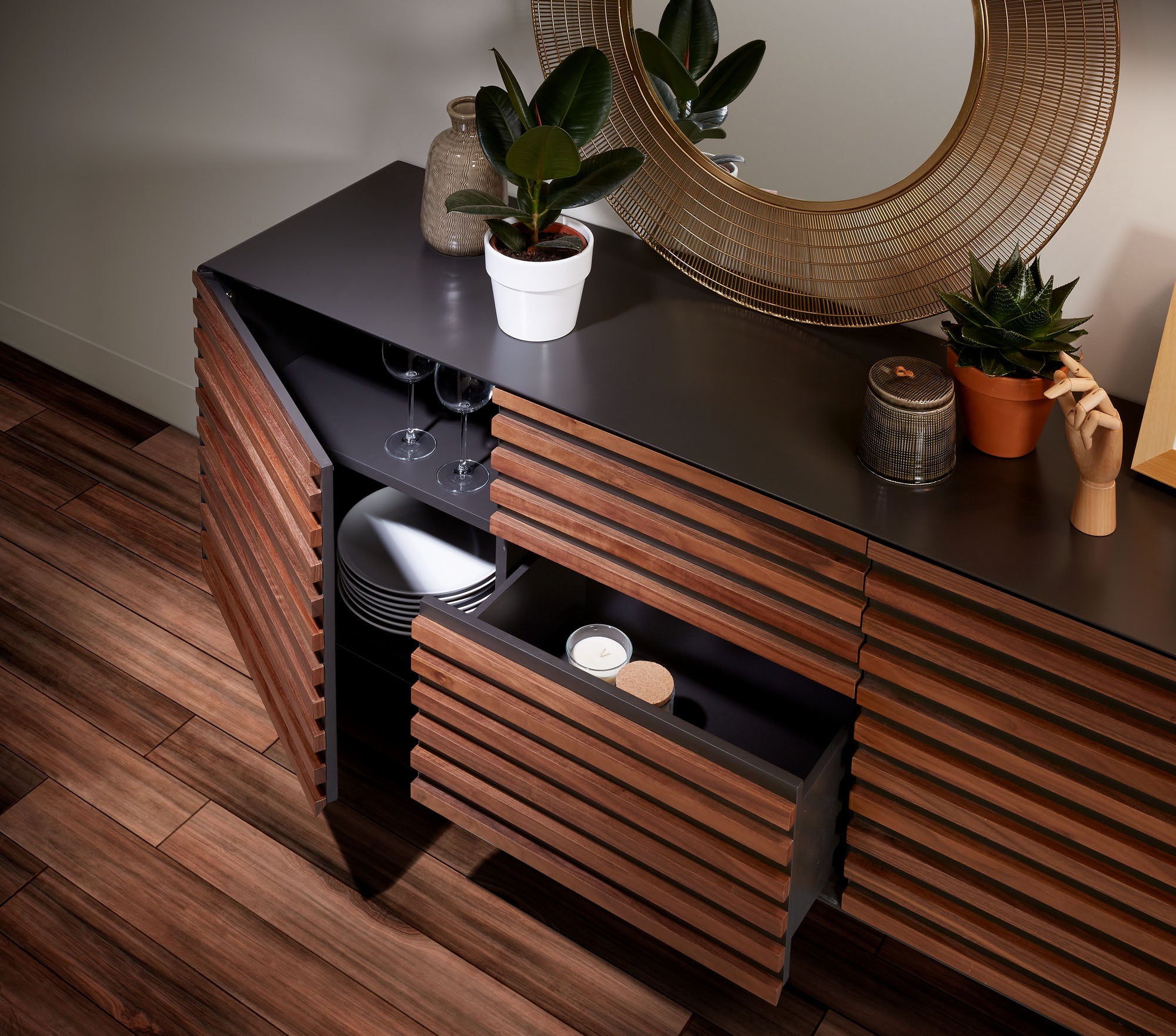 Kesia 2 door sideboard in walnut veneer with black lacquer & black steel, 162 x 74 cm - Lifestyle