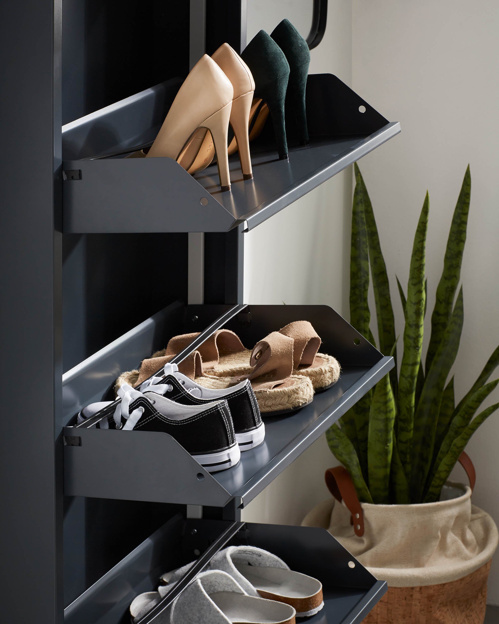 Ode shoe rack with 4 doors in dark grey, 50 x 136 cm - Lifestyle