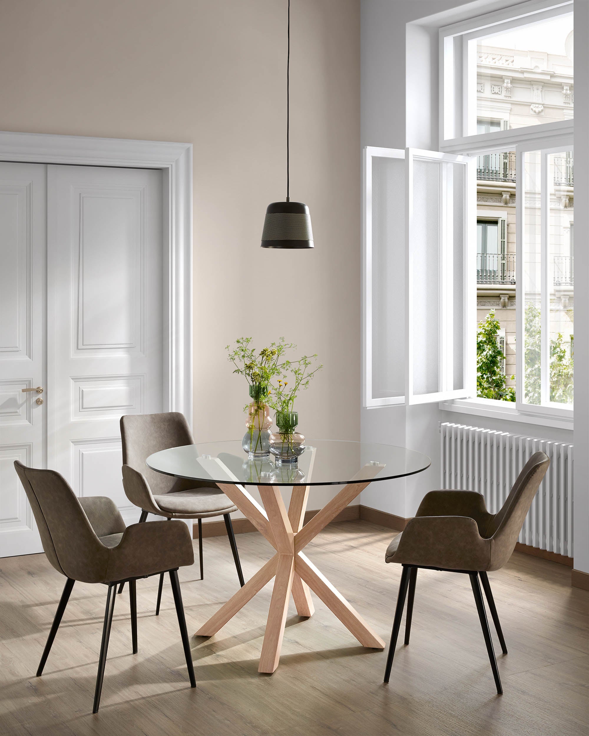 Argo round glass table with steel legs with wood-effect finish Ø 119 cm - Lifestyle