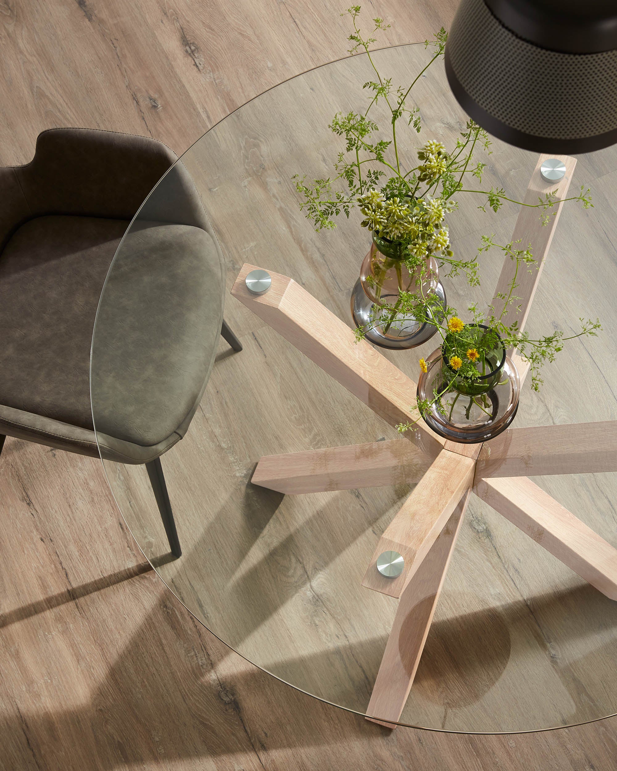 Argo round glass table with steel legs with wood-effect finish Ø 119 cm - Lifestyle