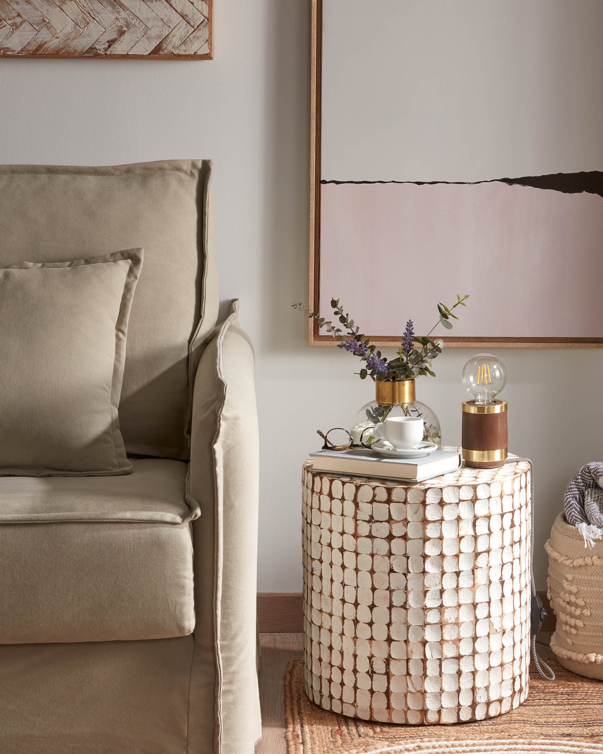 Necoco side table in solid mango wood and coconut shells Ø 40 cm - Lifestyle