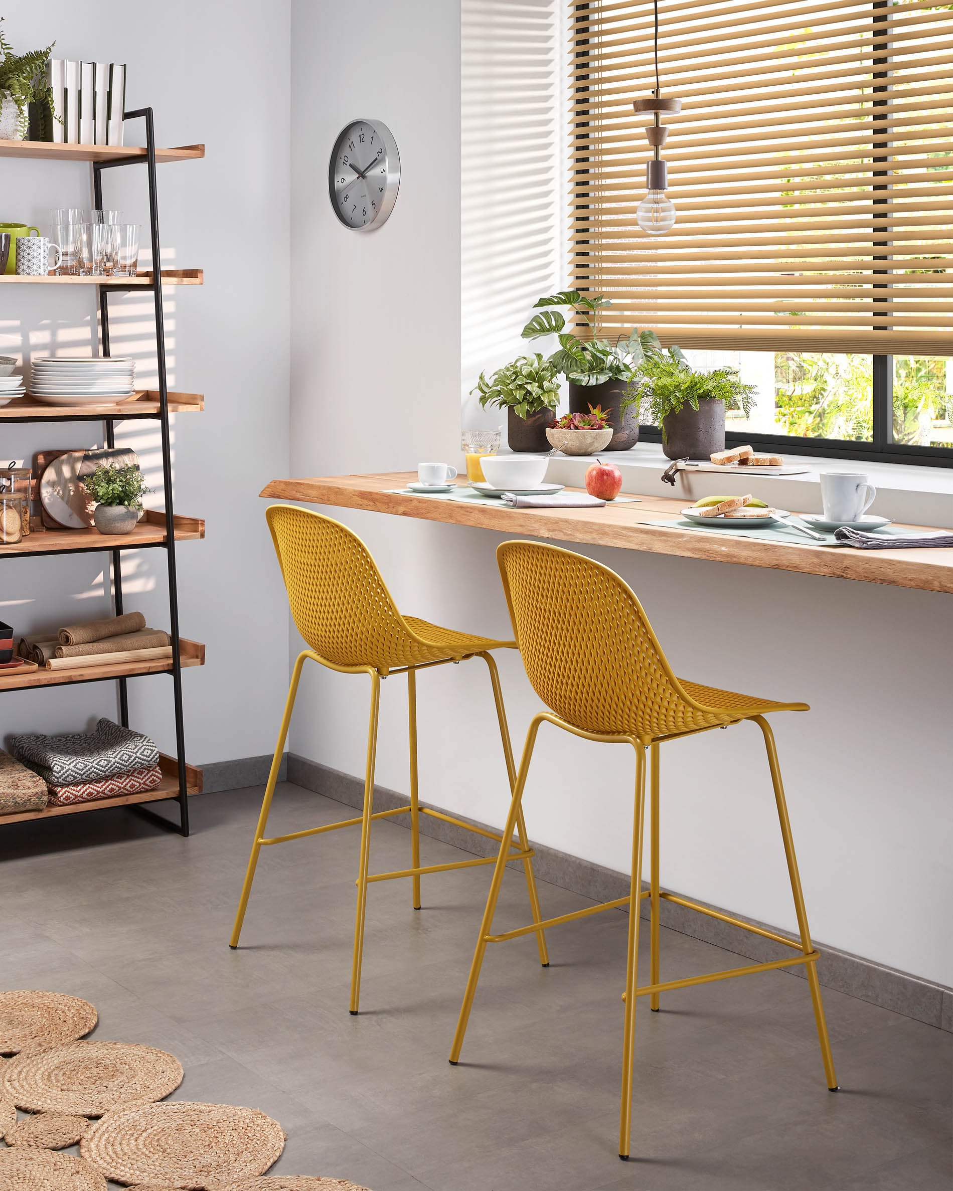 Quinby outdoor stool in yellow, height 75 cm - Lifestyle