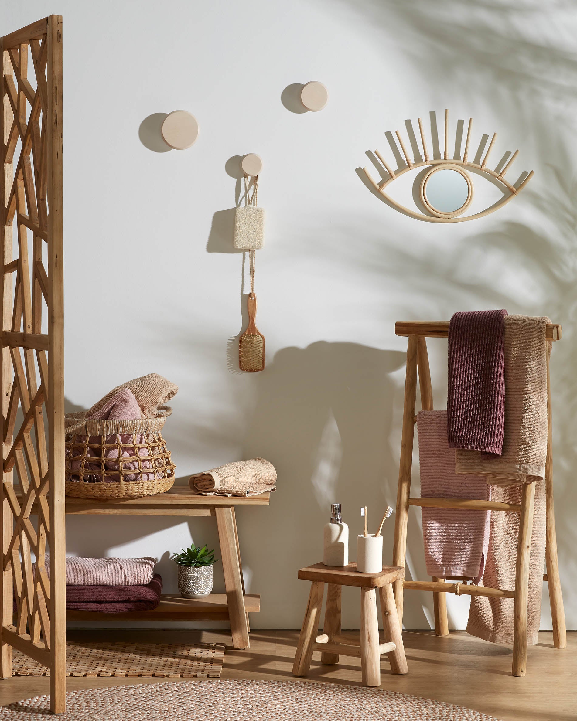 Set of 3 Nadua hangers in solid wood with a natural beech finish. - Lifestyle