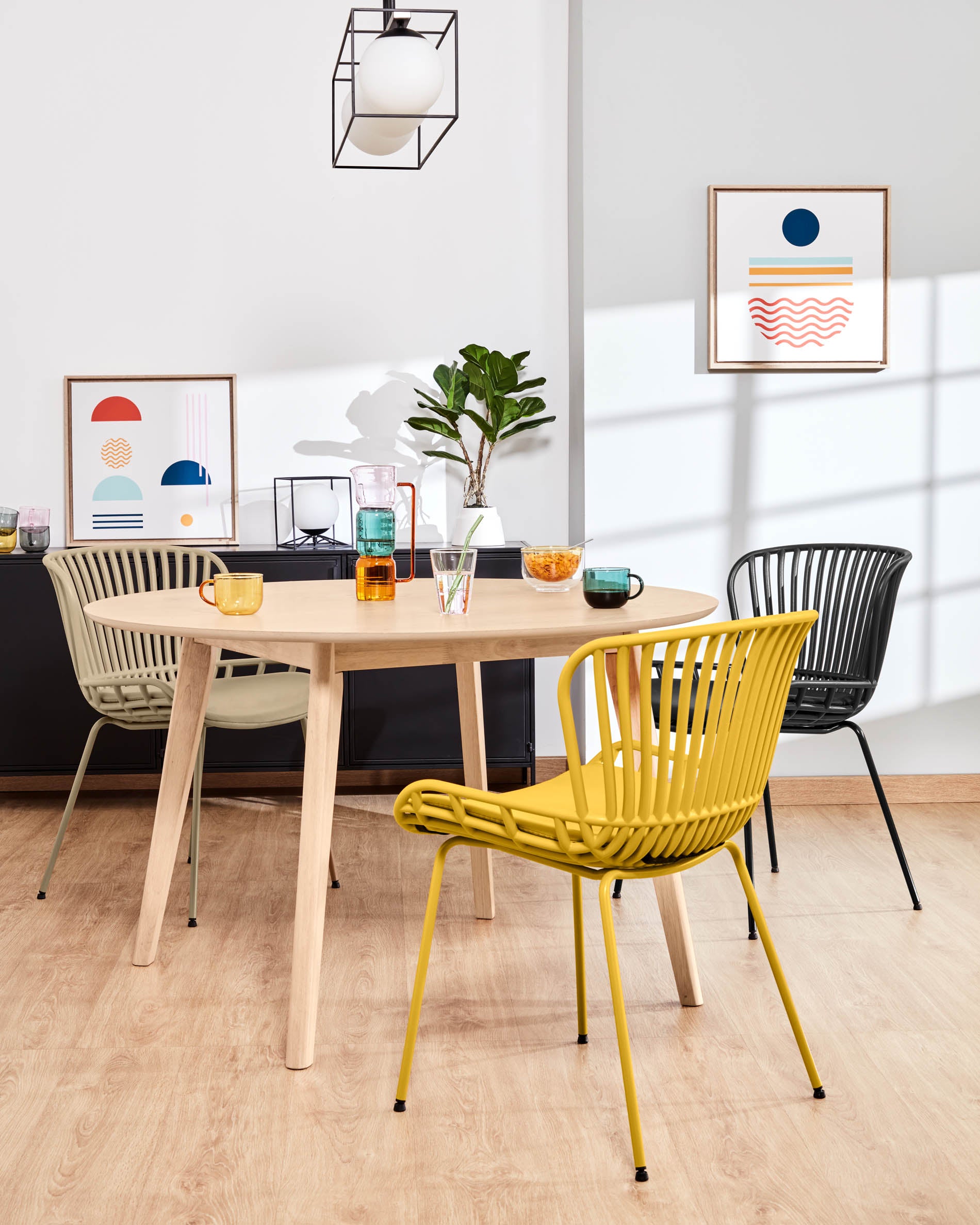 Surpik chair with steel legs in black finnish - Lifestyle