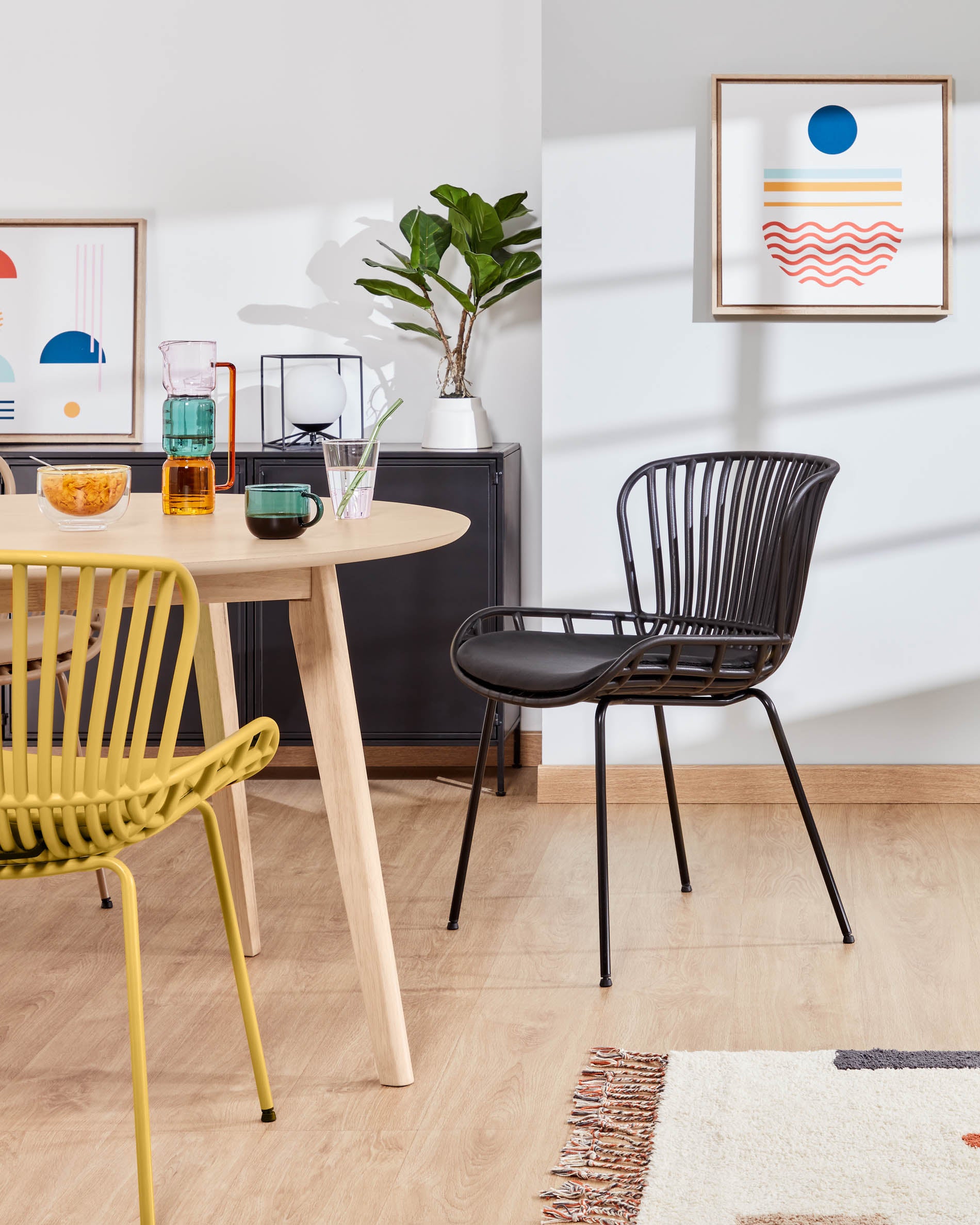 Surpik chair with steel legs in black finnish - Lifestyle