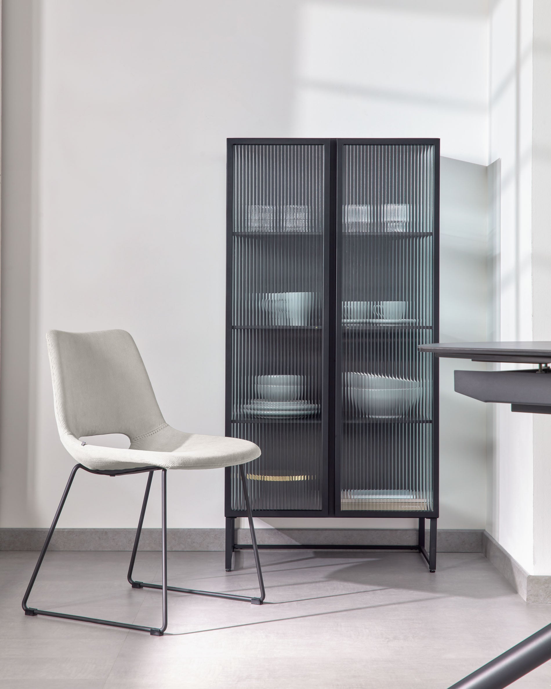 Trixie glass cabinet 70 x 143 cm - Lifestyle