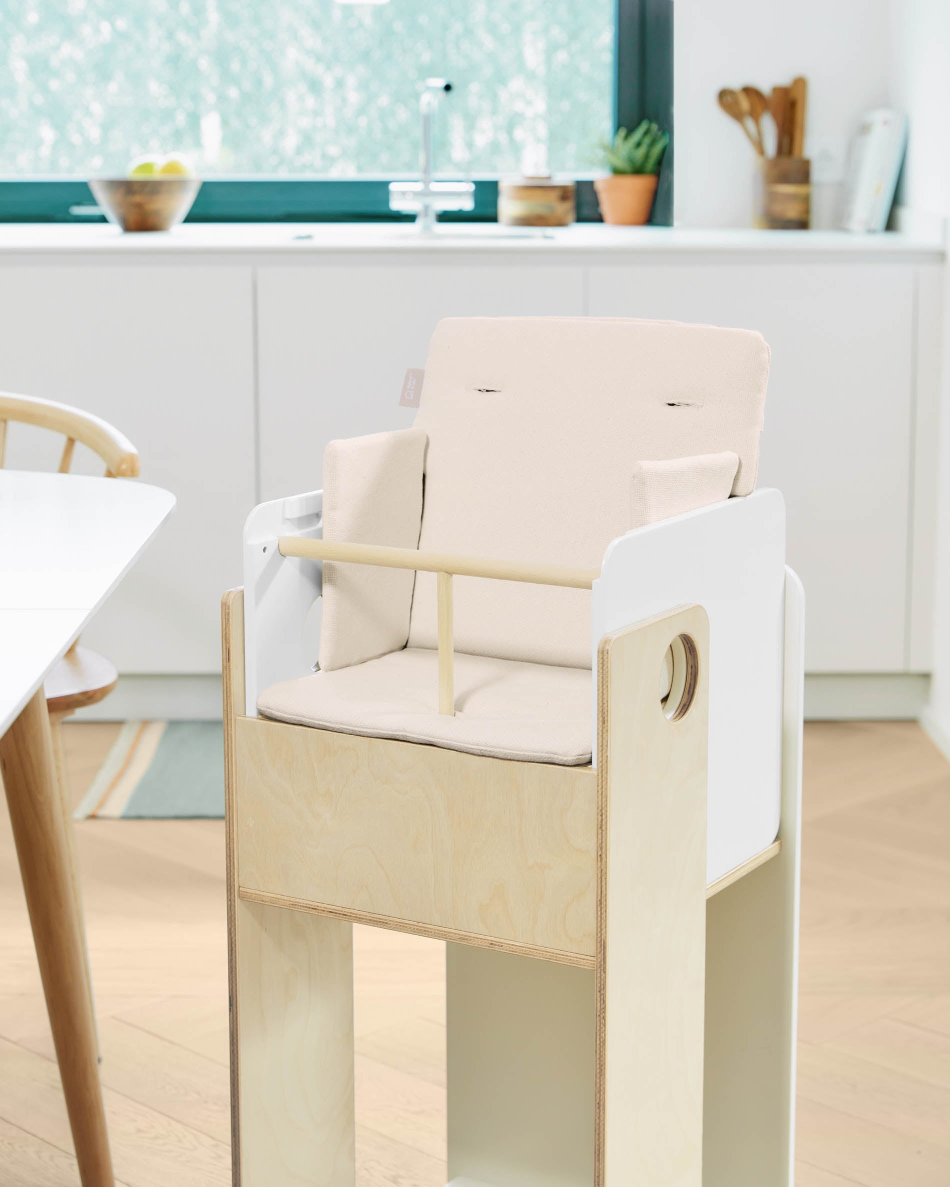 100% organic cotton (GOTS) Nuun highchair cushion with natural finish - Lifestyle