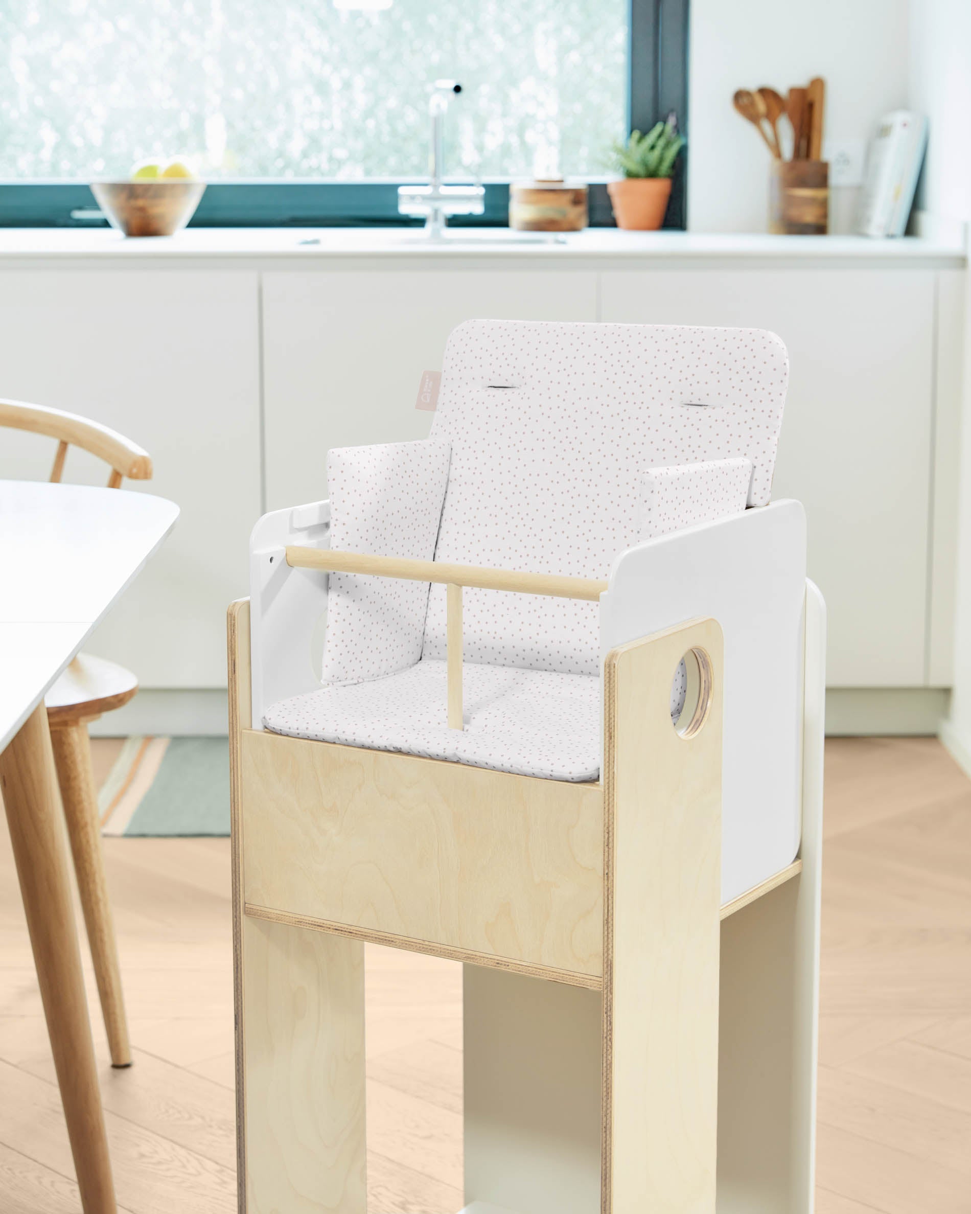 100% organic cotton (GOTS) Nuun highchair cushion in pink polka dots - Lifestyle