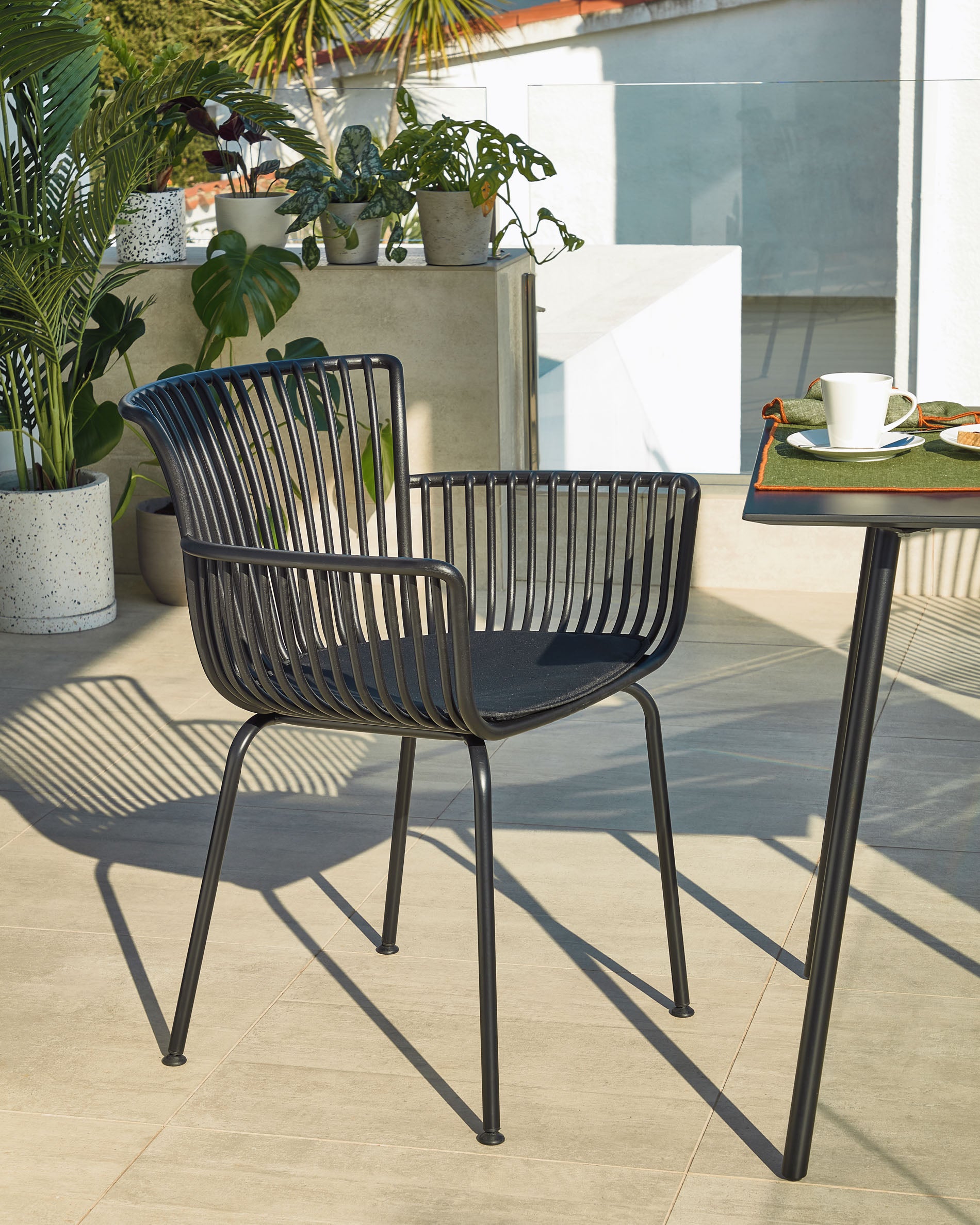 Surpika outdoor chair in black - Lifestyle