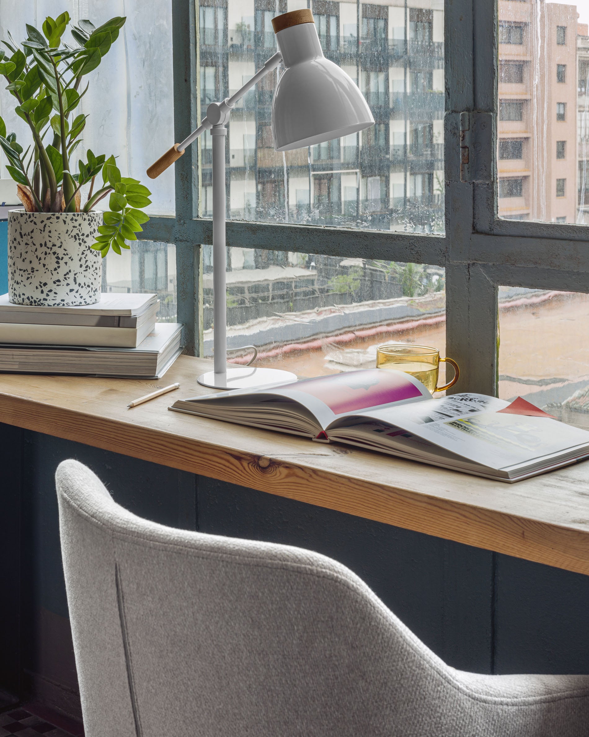 Tescarle table lamp in beech wood and steel with white finish - Lifestyle