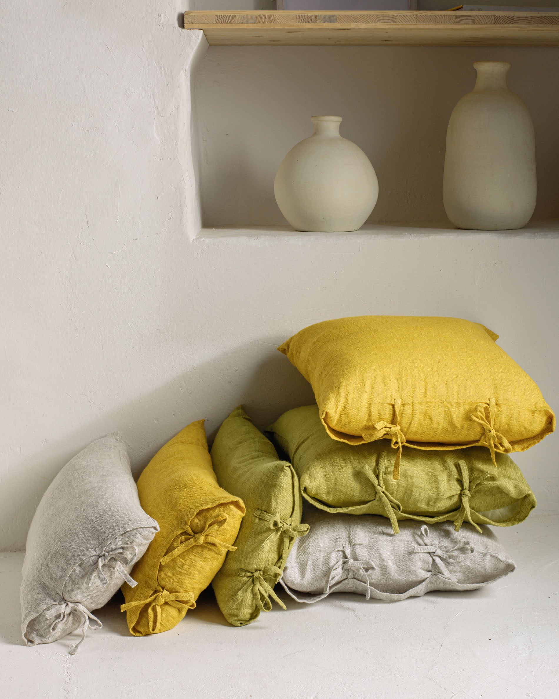 Tazu 100% linen cushion cover in green 45 x 45 cm - Lifestyle