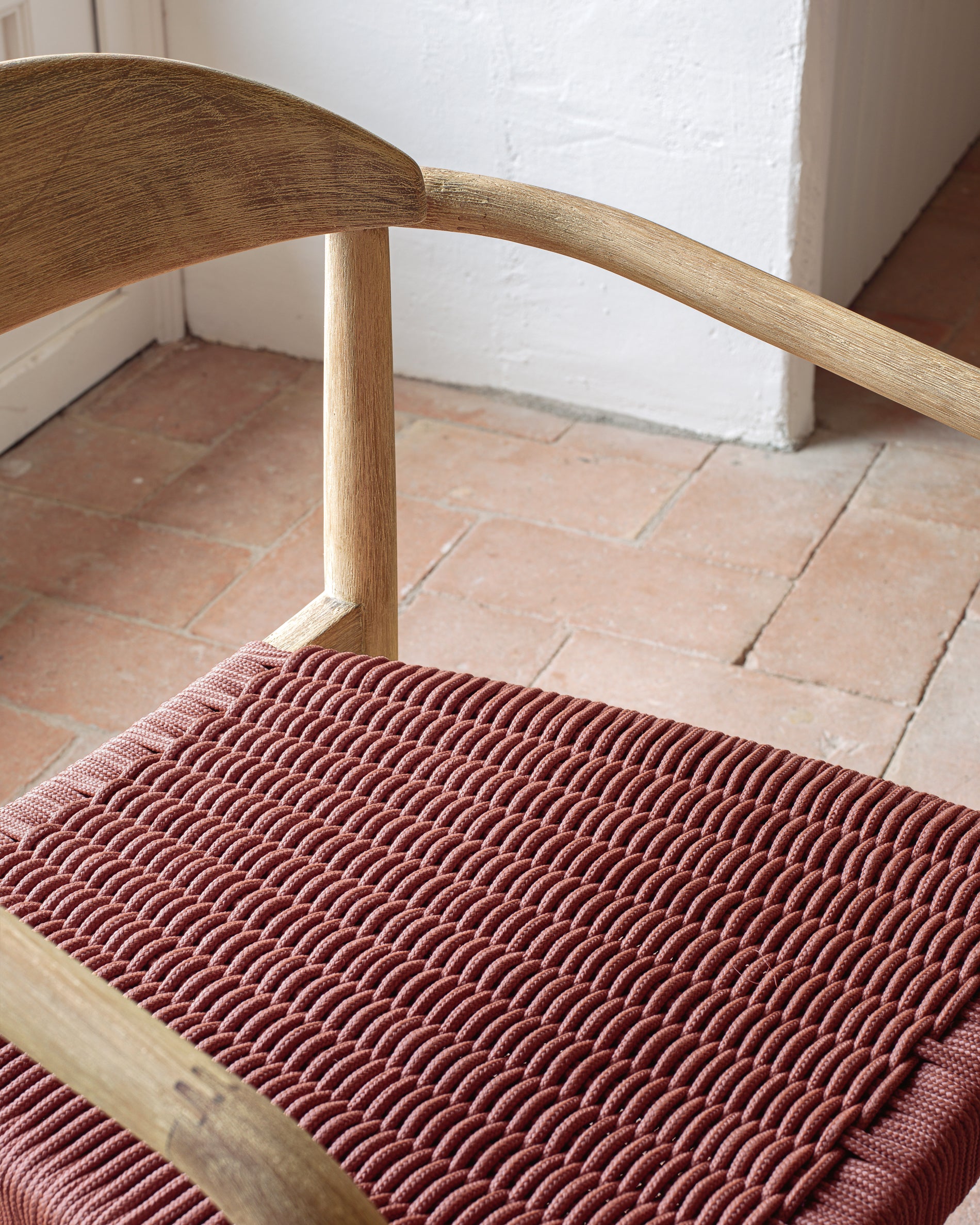 Nina stackable chair in solid acacia wood and terracotta rope seat FSC 100% - Lifestyle