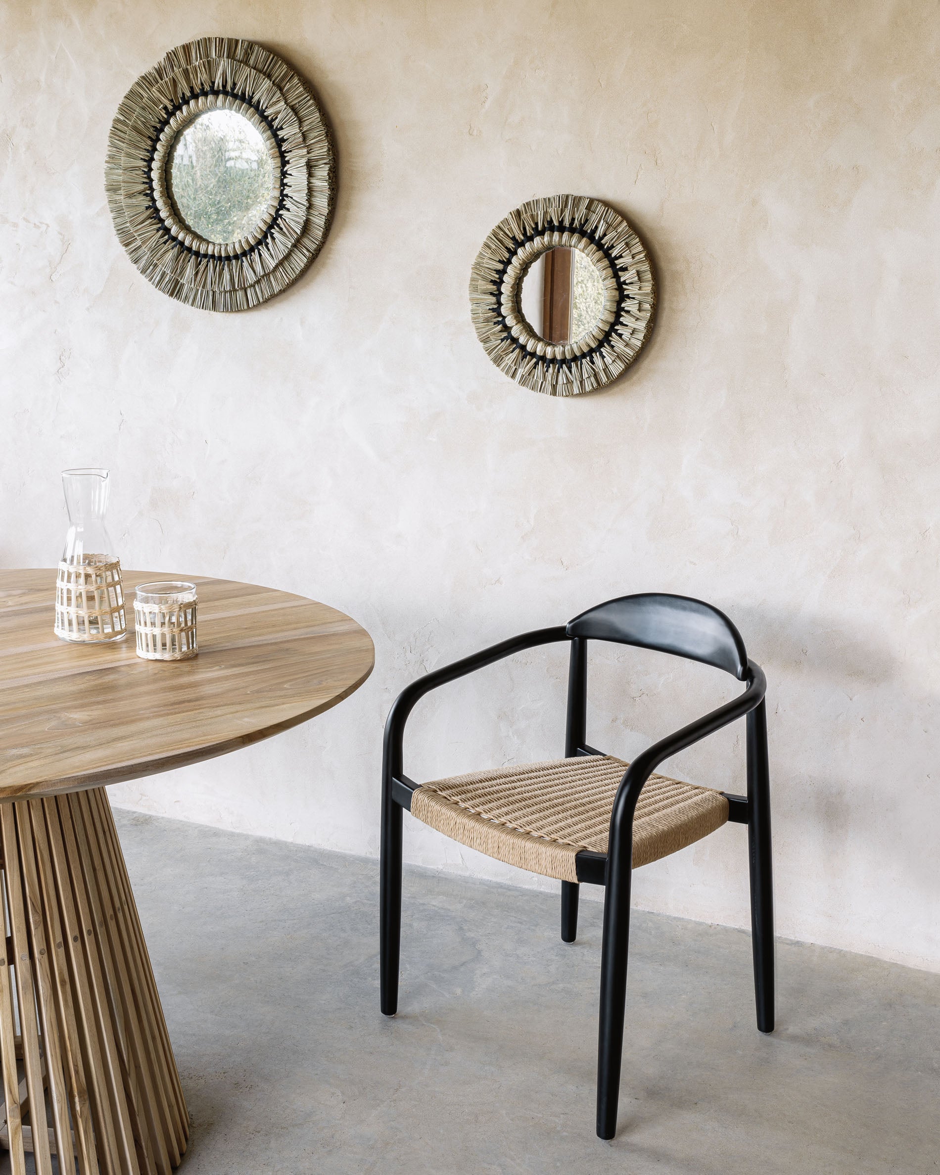 Jeanette round solid teak wood table, Ø 120 cm - Lifestyle