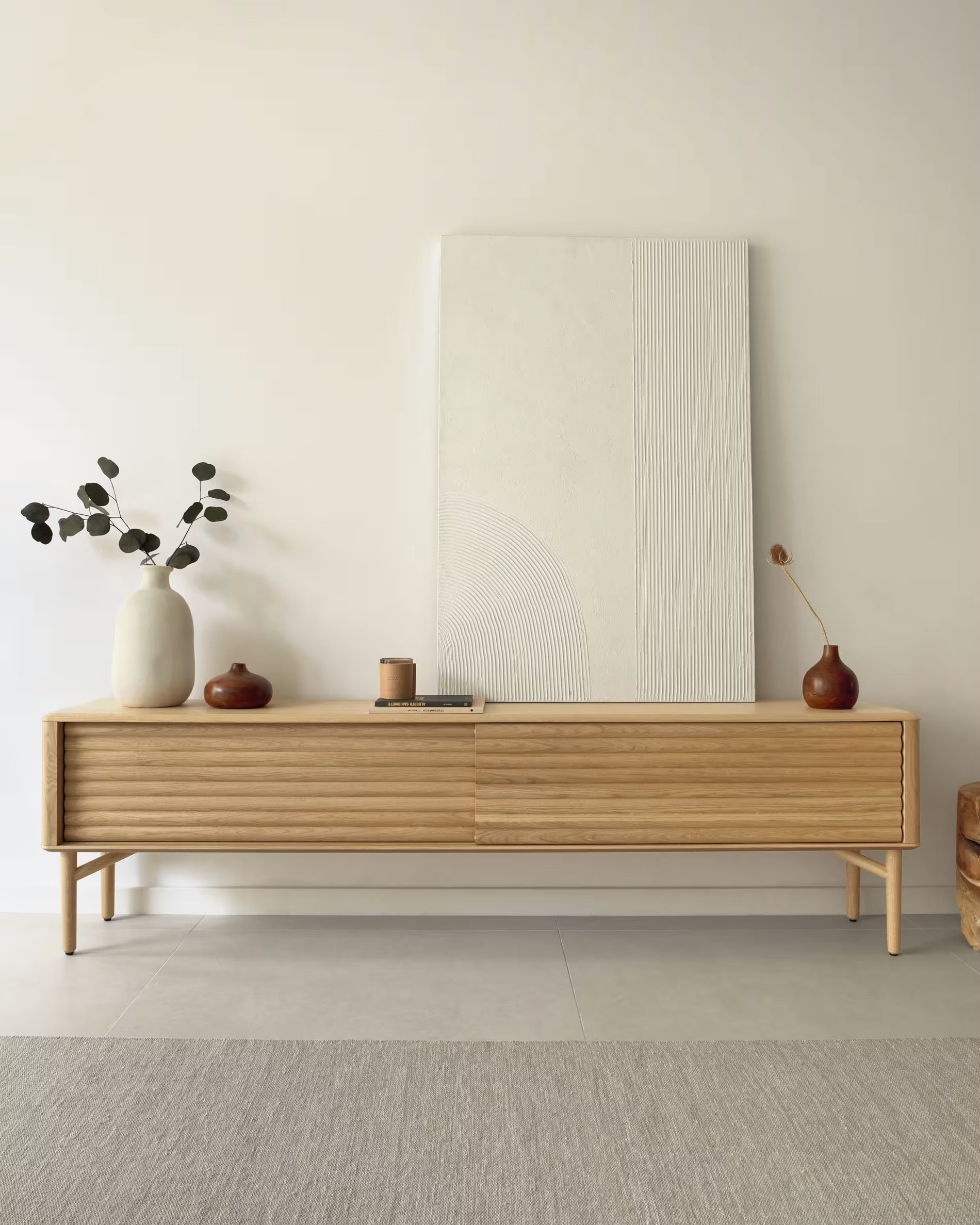 Lenon 2 ajtós tömörfa és tölgyfa furnéros TV állvány, 200 x 57 cm, FSC MIX Credit
