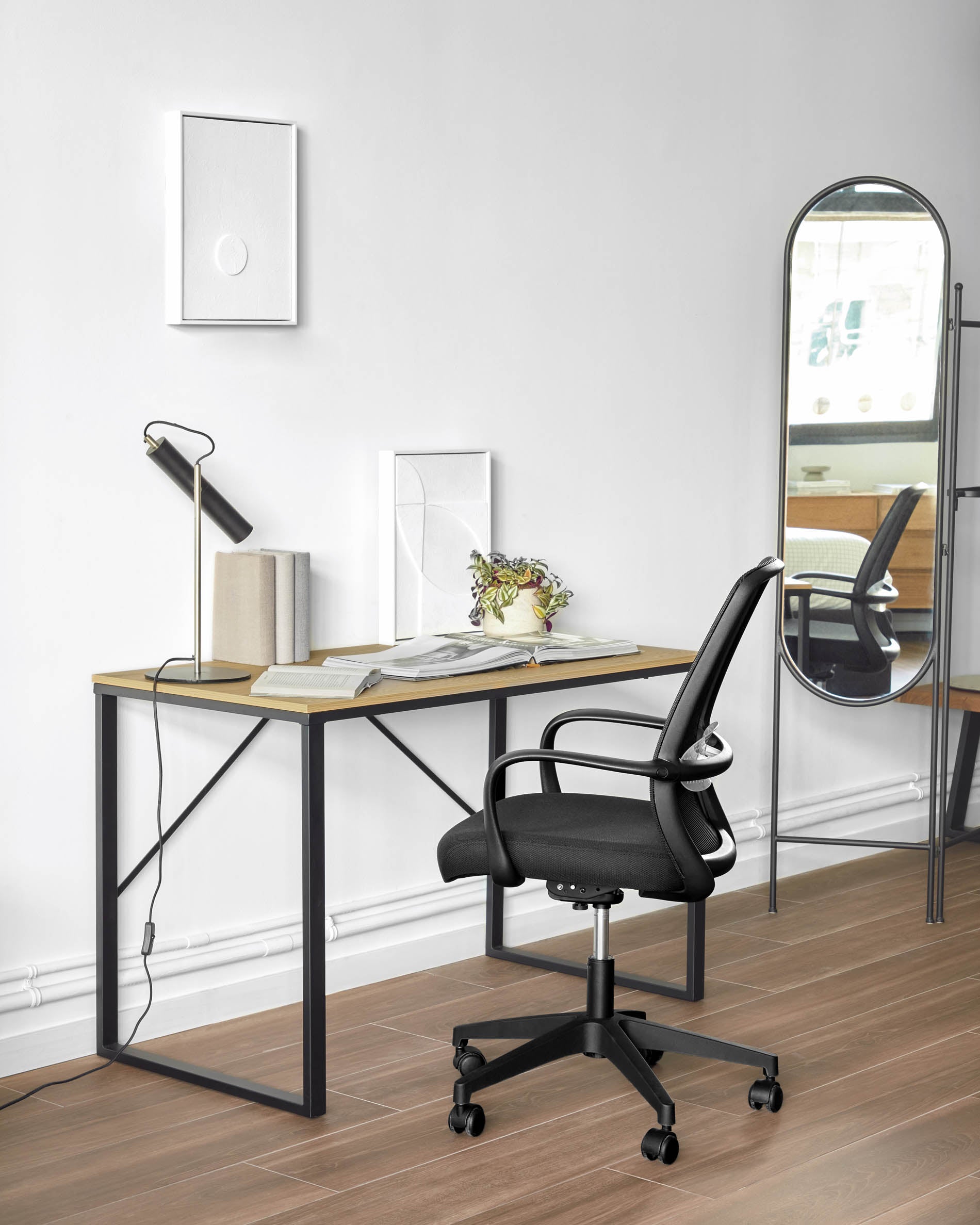 Melva office chair in black and legs made of steel in black - Lifestyle