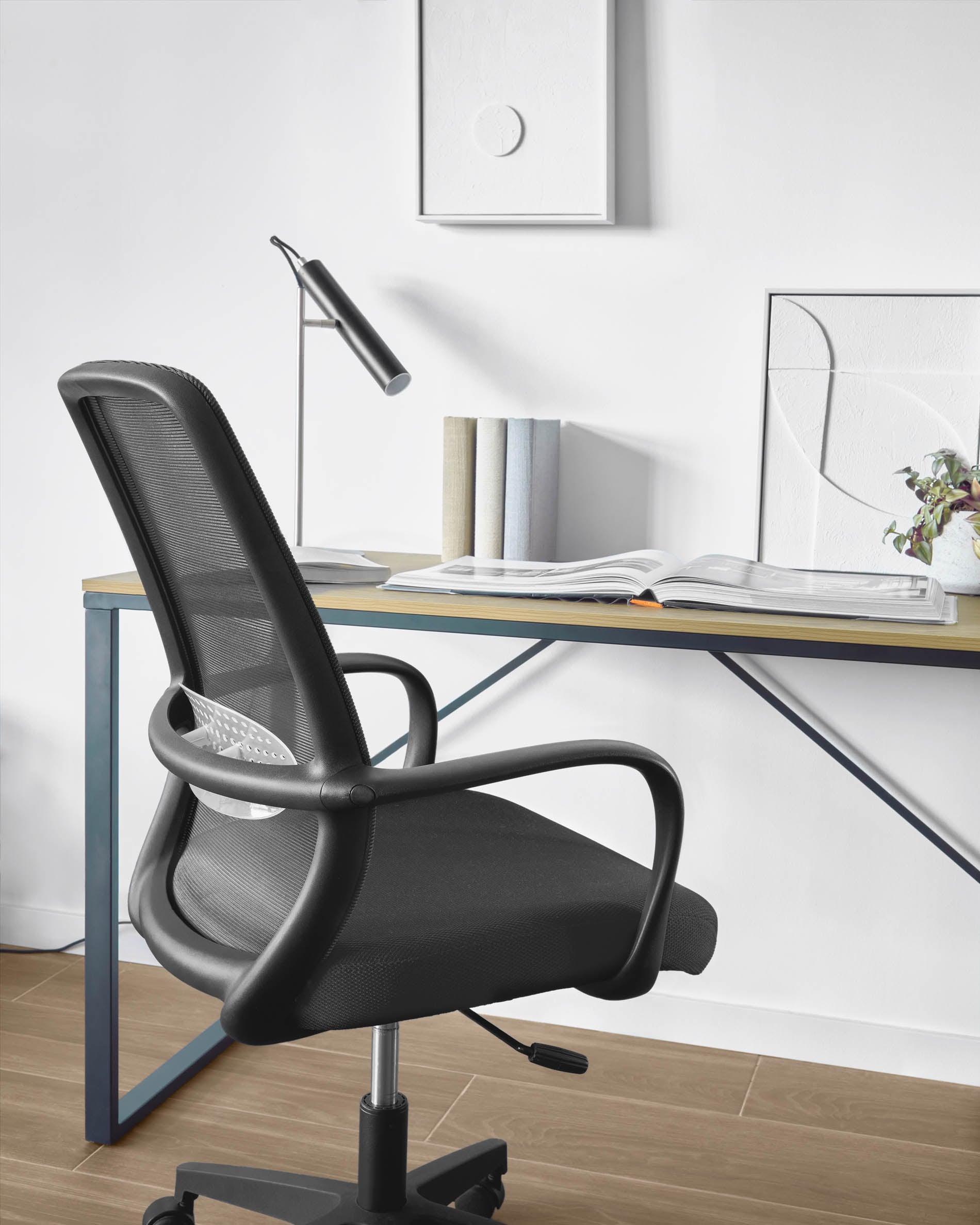 Melva office chair in black and legs made of steel in black - Lifestyle