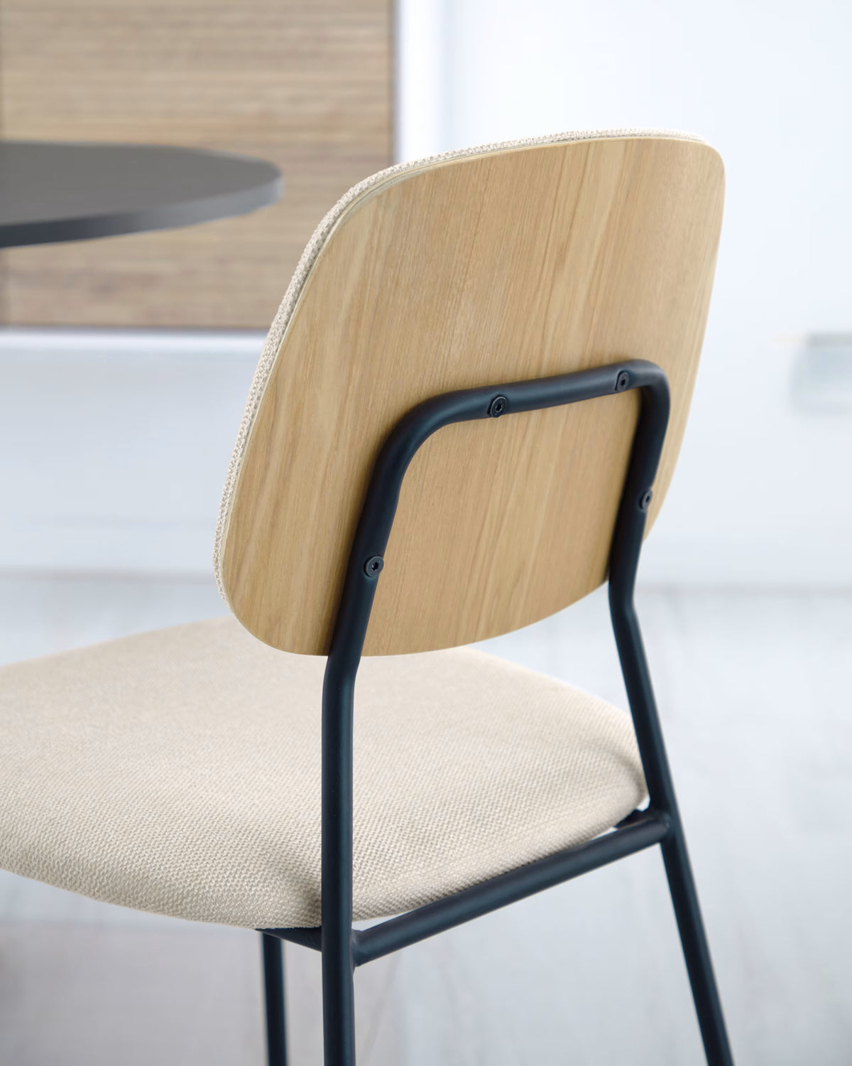 Kiállított Benilda stackable beige chair with oak veneer and steel with black finish FSC Mix Credit.