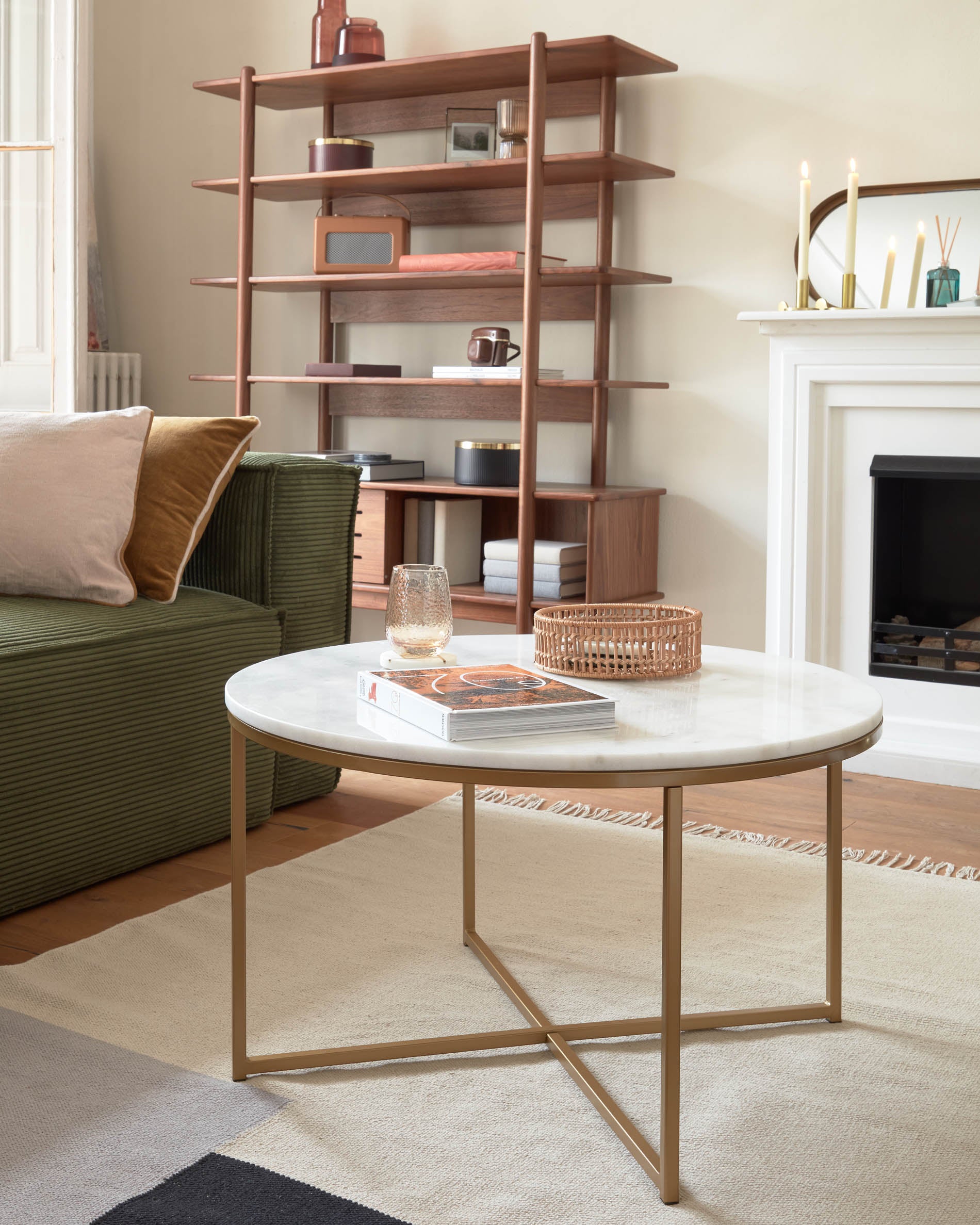 Sheffield coffee table in white marble and golden steel legs Ø 80 cm - Lifestyle