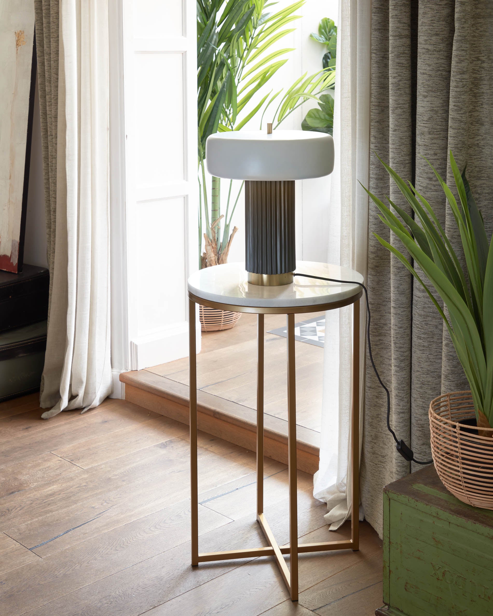 Sheffield side table in white marble and golden steel legs Ø 43 cm - Lifestyle