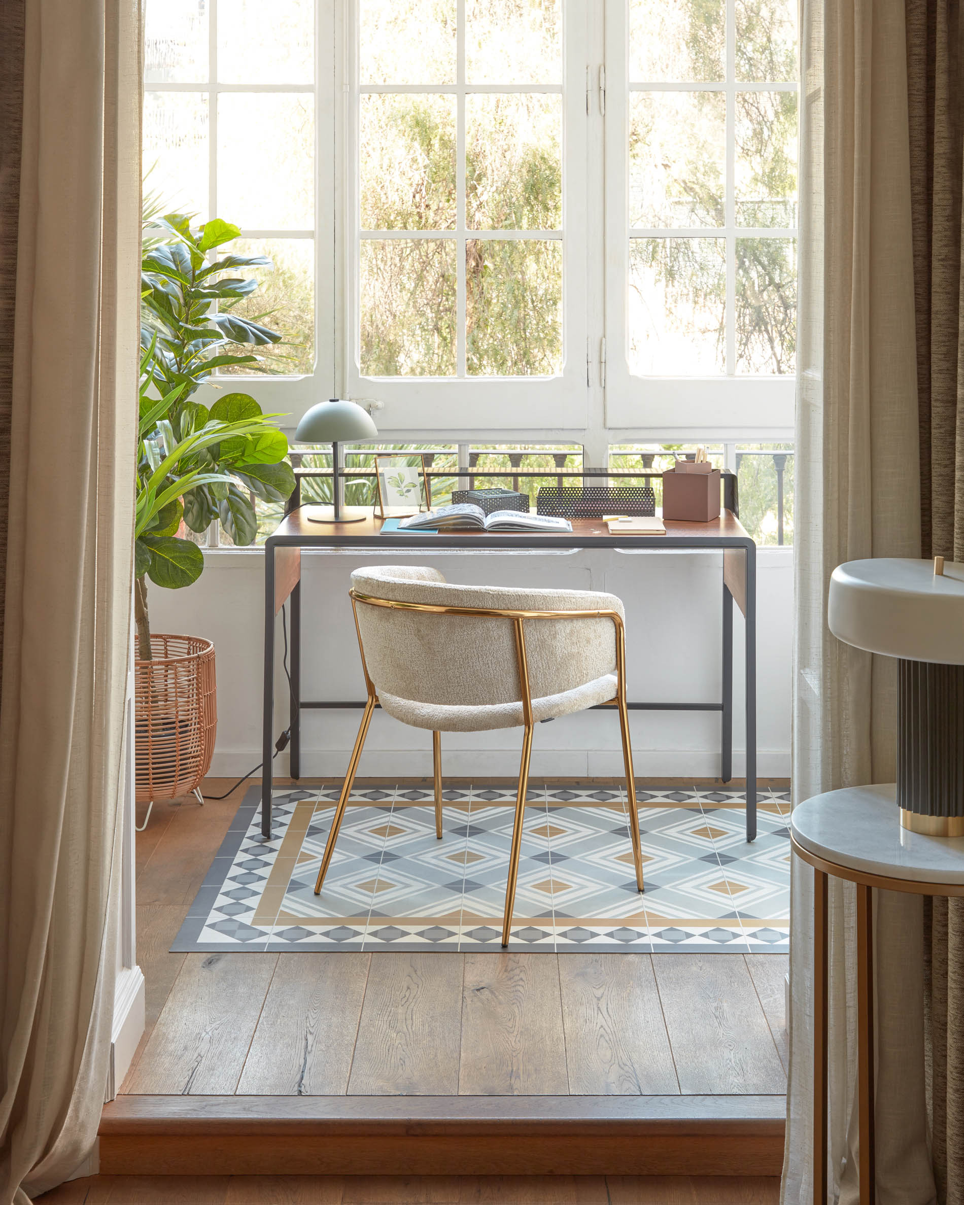 Aleyla table lamp in metal with green finish - Lifestyle