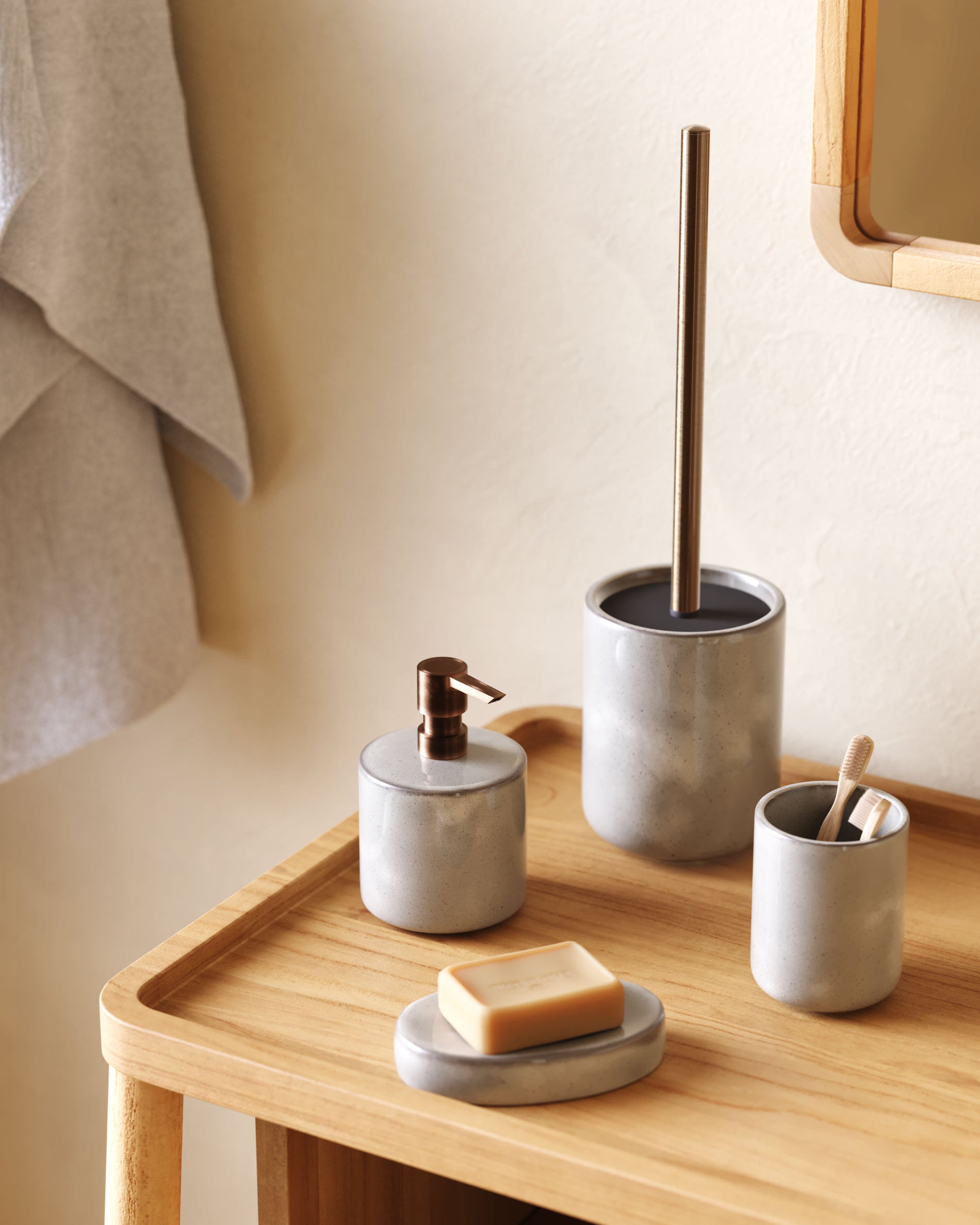 Chavela grey ceramic soap dish - Lifestyle