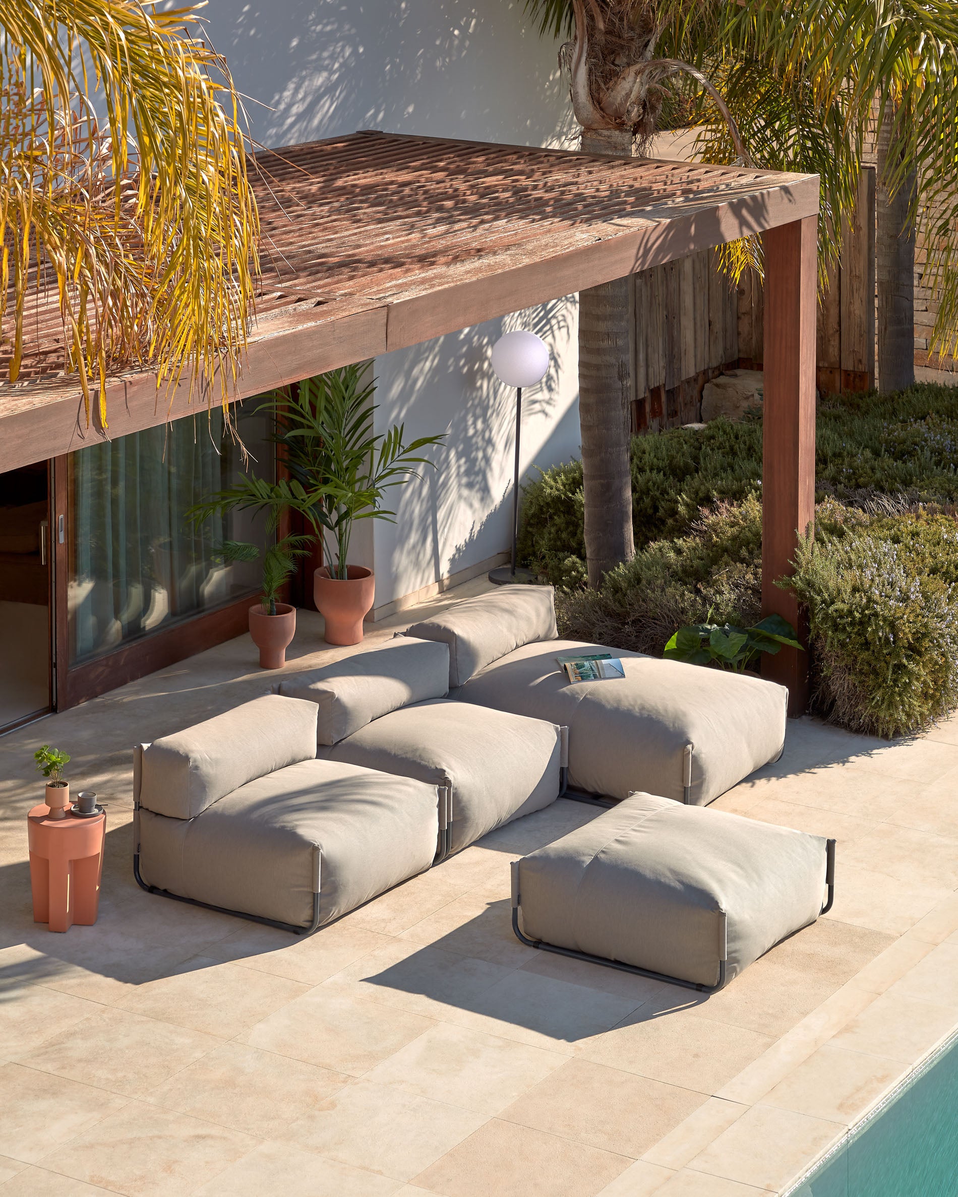 Vilena round outdoor terracotta side table, Ø 33 cm - Lifestyle