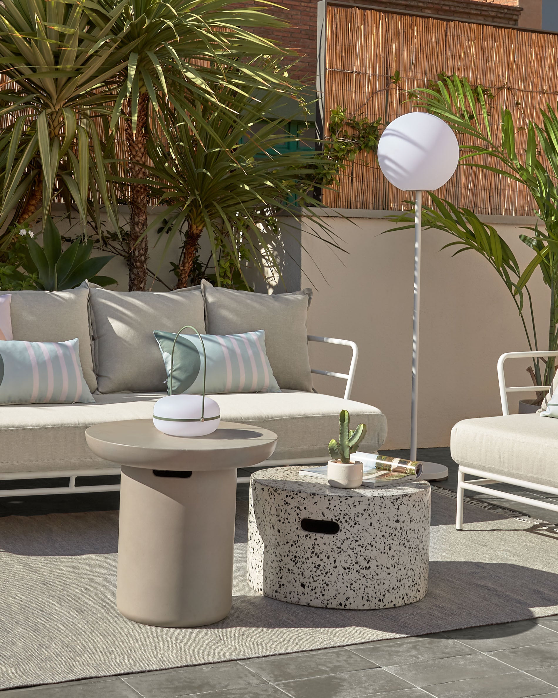 Taimi concrete round outdoor side table Ø 50 cm - Lifestyle
