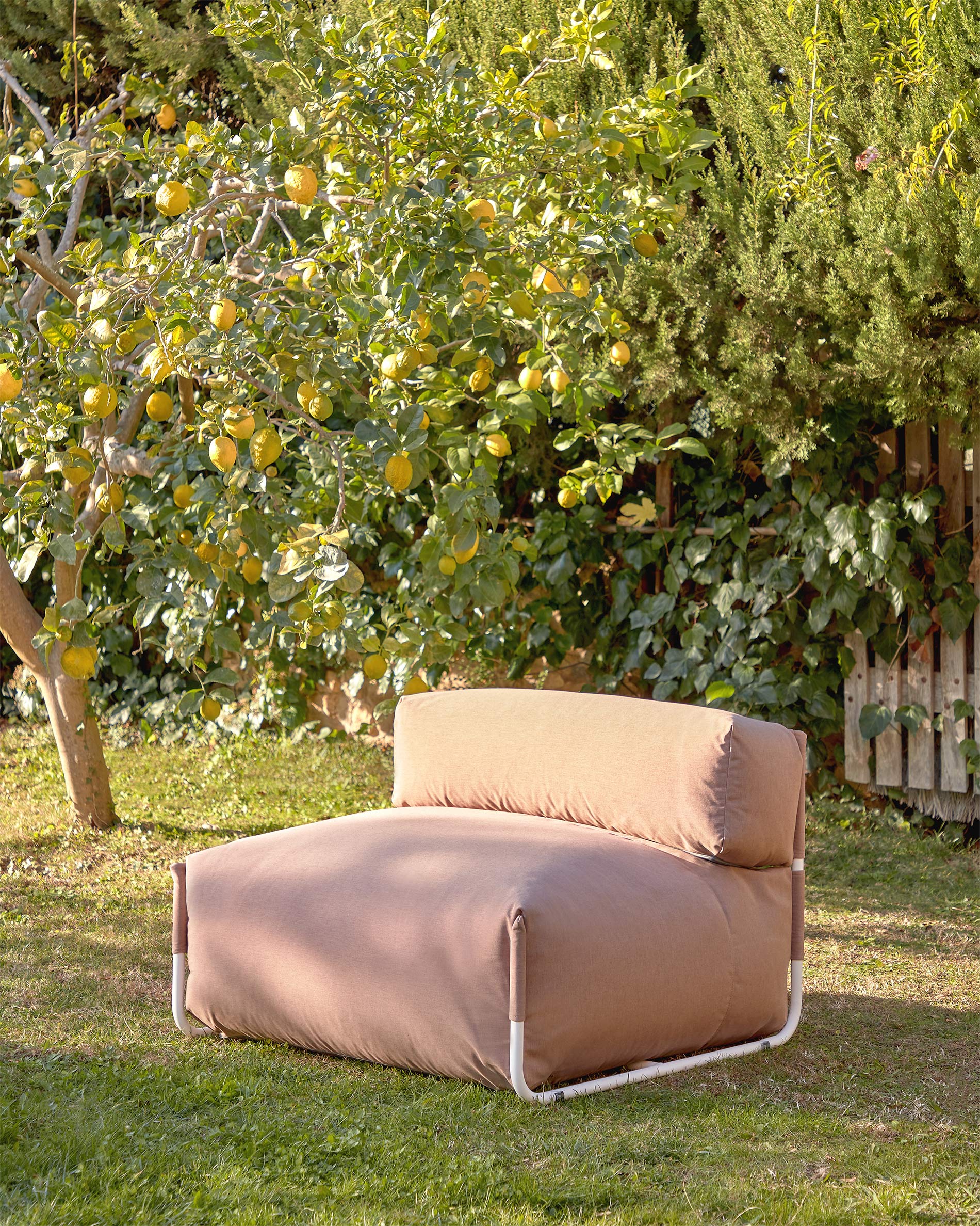 Square modular 100% outdoor sofa pouffe w/ backrest, terracotta, white aluminium 101x101cm - Lifestyle