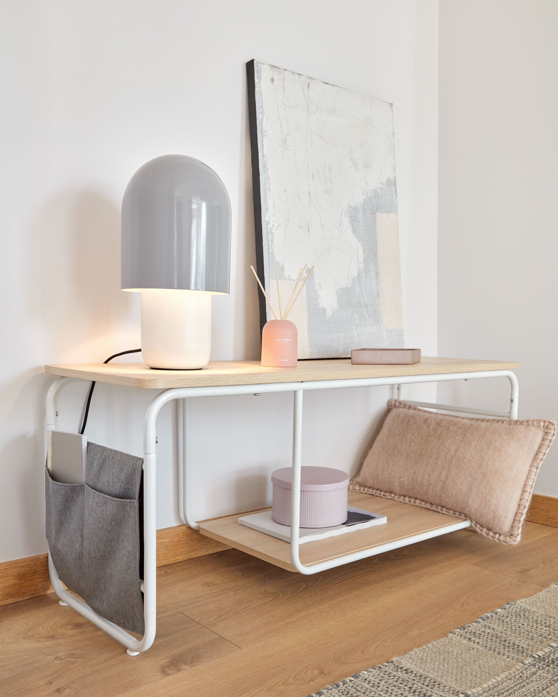 Yamina melamine TV stand with steel in a white finish, 110 x 46 cm - Lifestyle