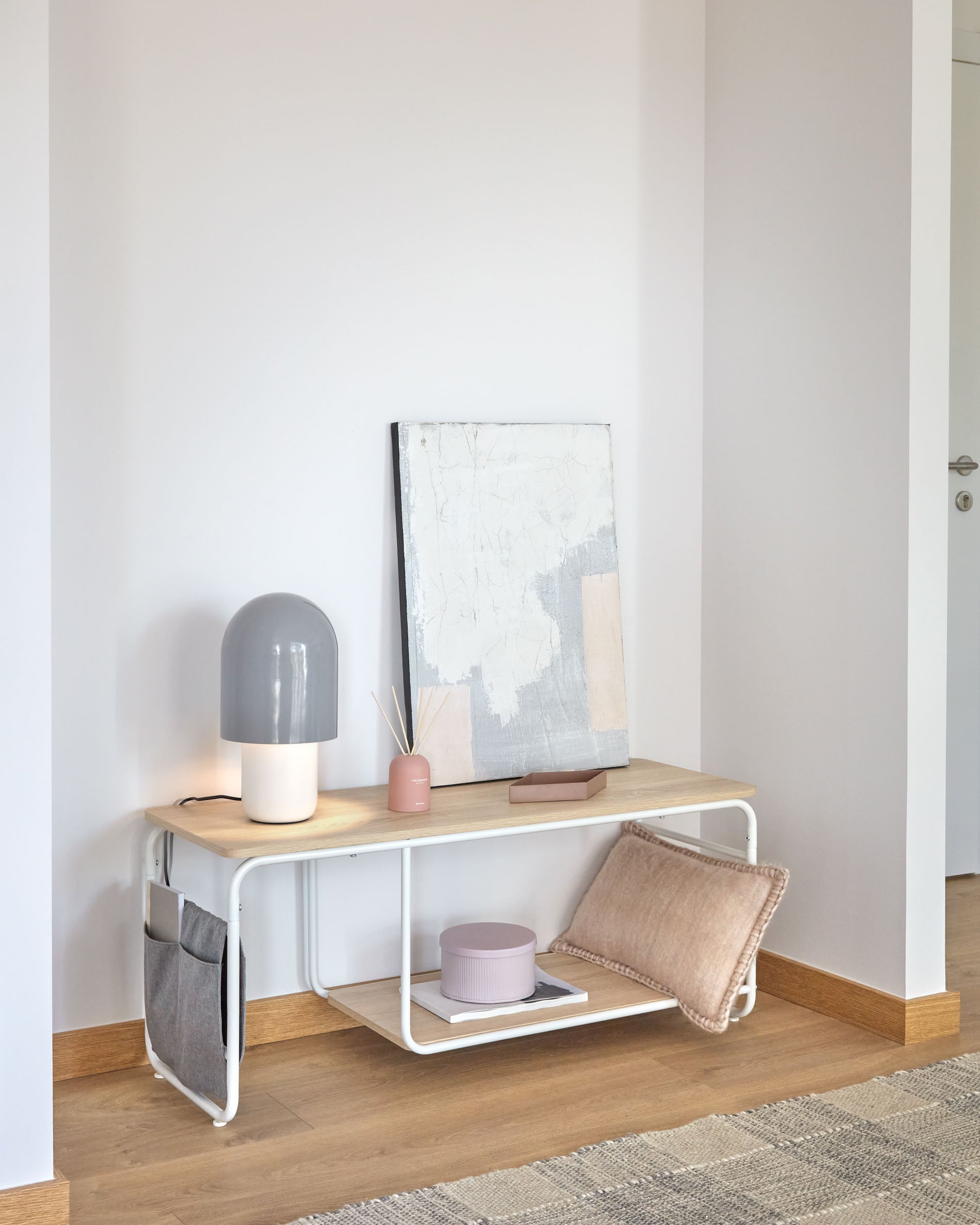 Yamina melamine TV stand with steel in a white finish, 110 x 46 cm - Lifestyle