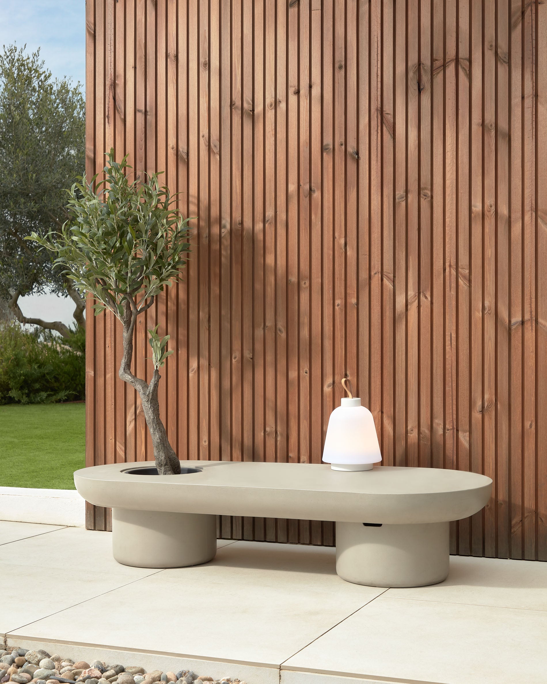Taimi concrete outdoor coffee table Ø 140 x 60 cm - Lifestyle