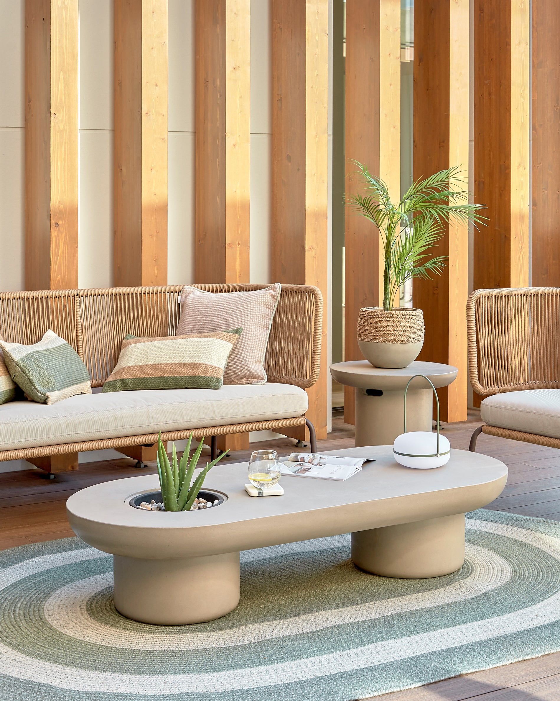 Taimi concrete outdoor coffee table Ø 140 x 60 cm - Lifestyle