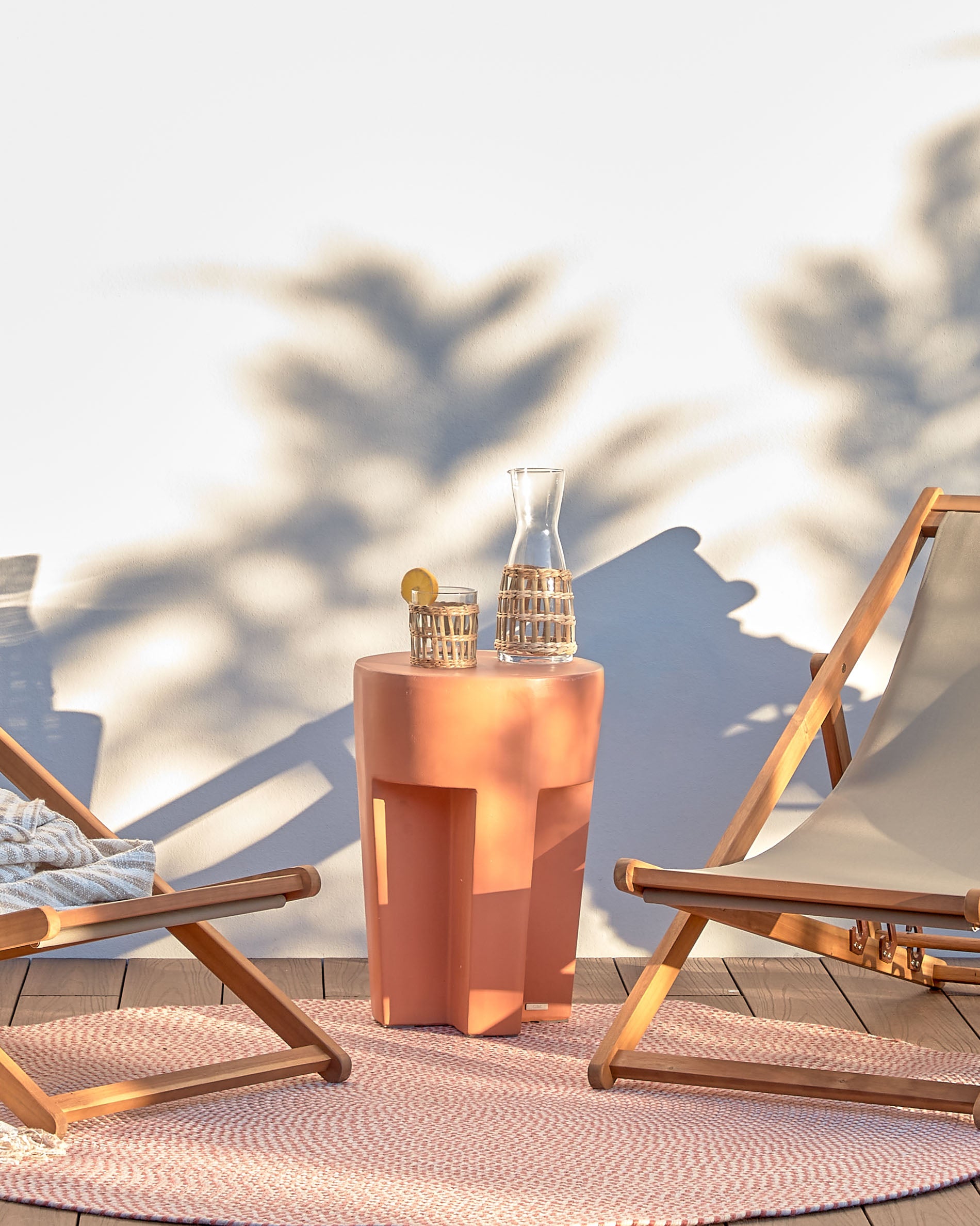 Vilena round outdoor terracotta side table, Ø 33 cm - Lifestyle