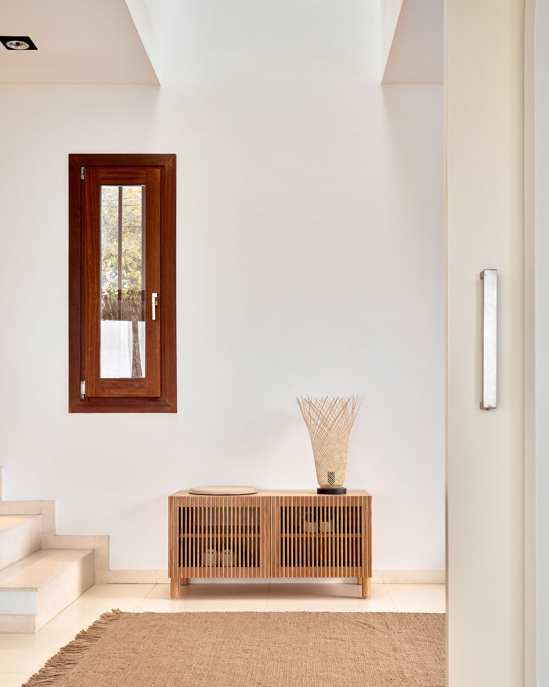 Beyla 2-door shoe rack in solid oak wood and oak veneer 98.5cm FSC 100% - Lifestyle