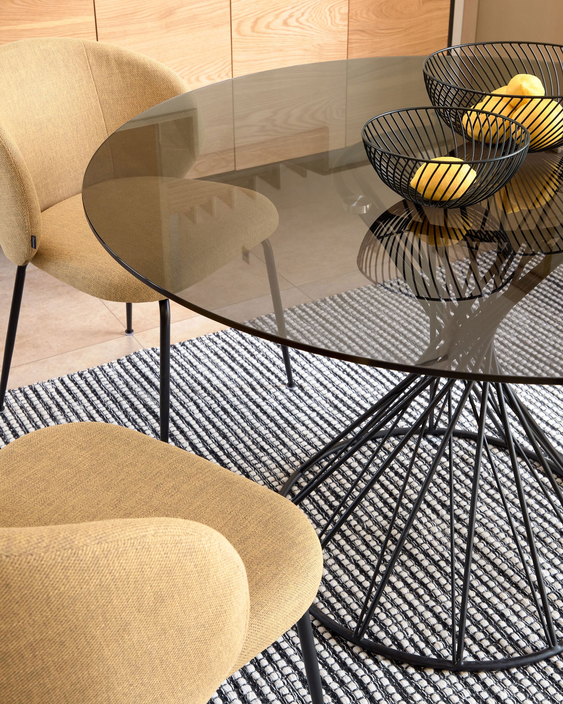 Niut round glass table with solid steel legs with black finish Ø 120 cm - Lifestyle