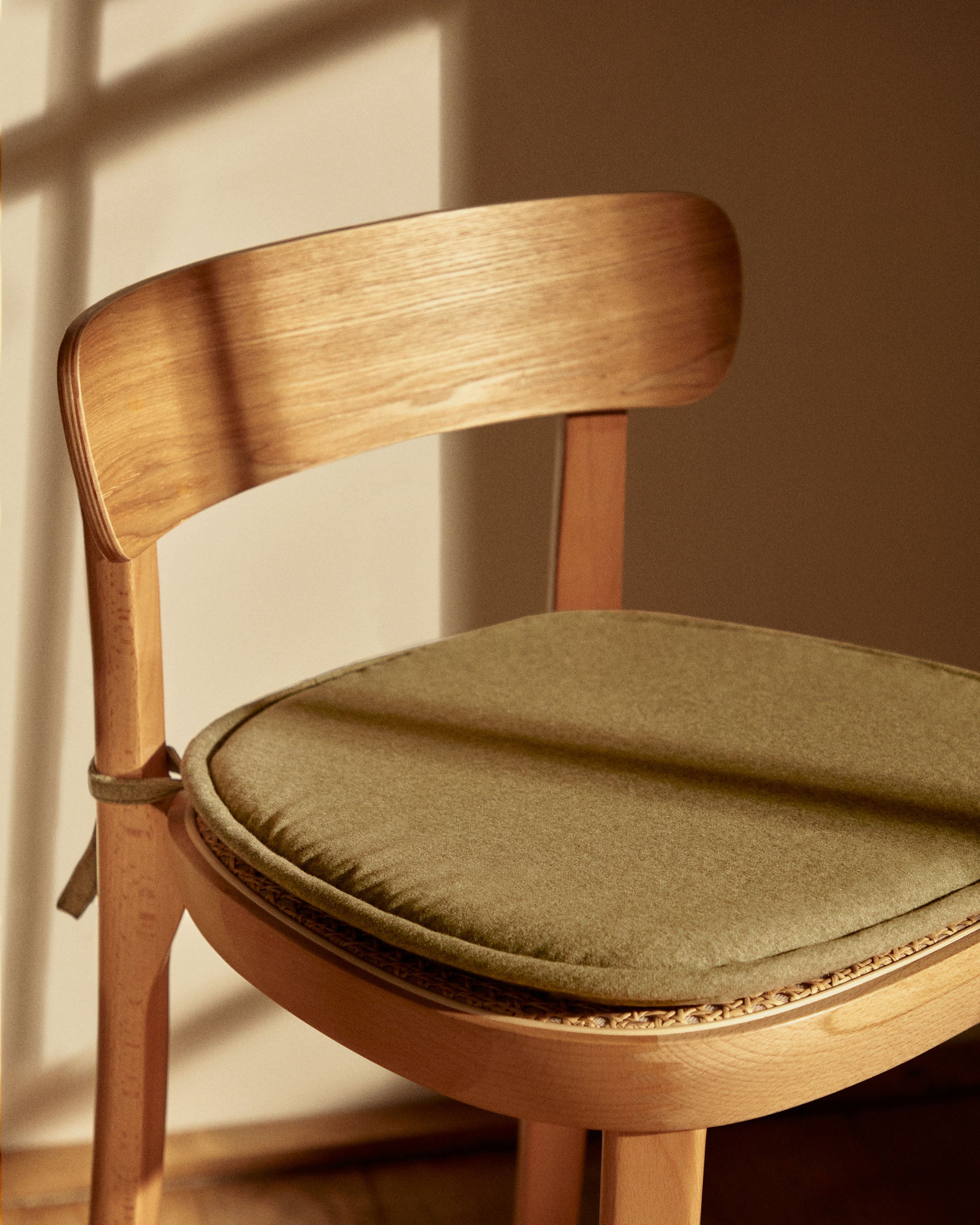 Cushion for Romane chair in green 43 x 43 cm - Lifestyle