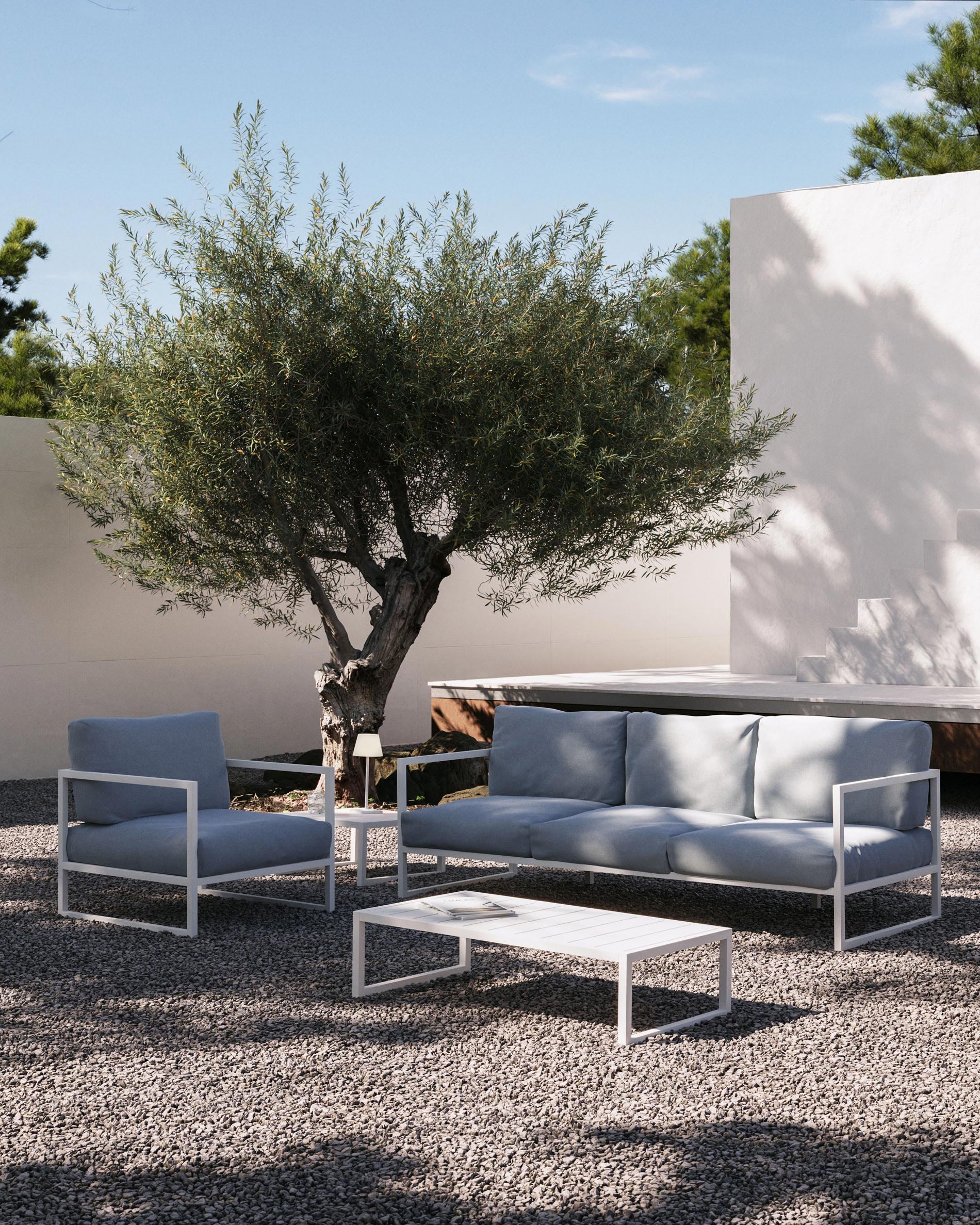 Comova 100% outdoor armchair in blue and white aluminium - Lifestyle
