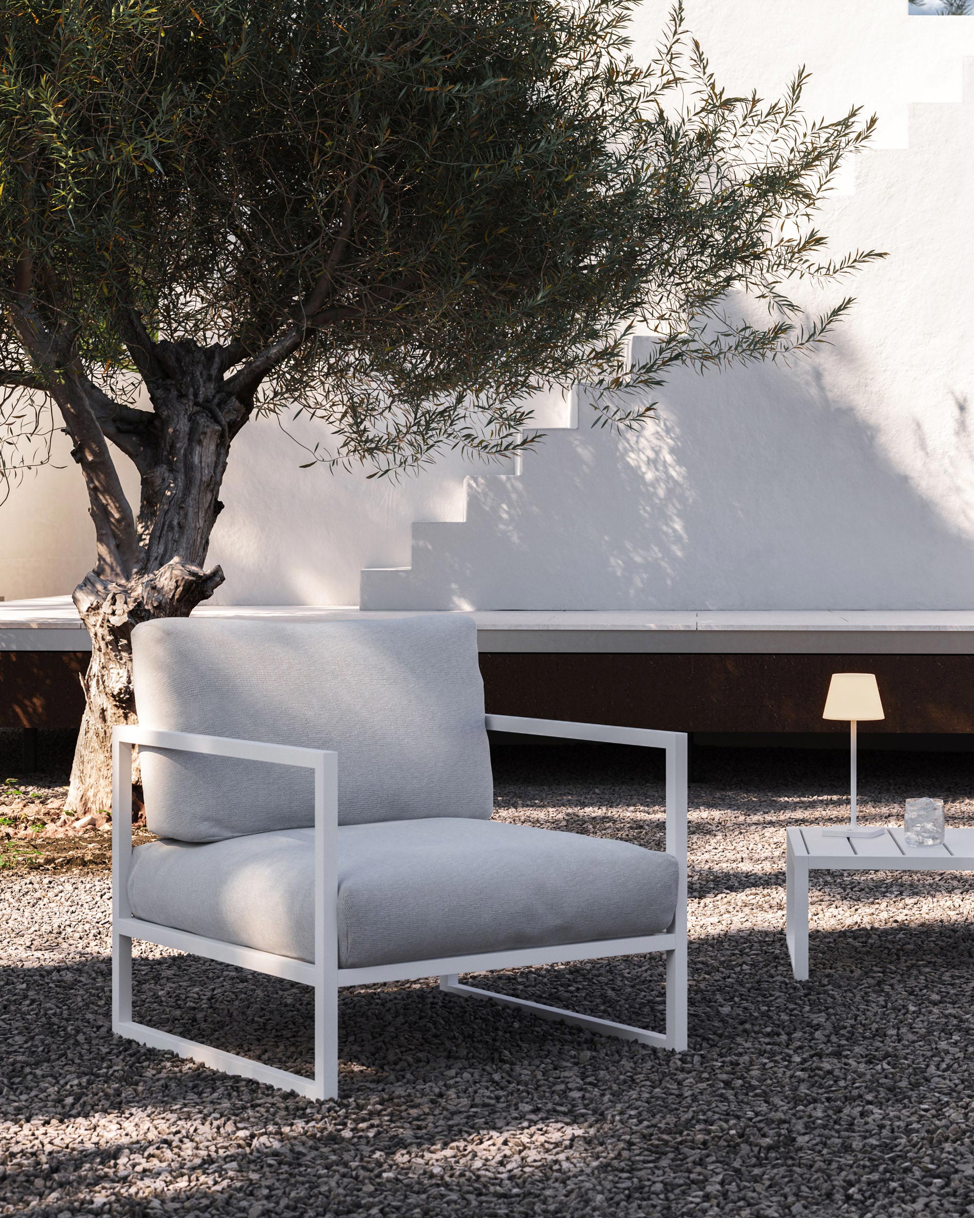 Comova 100% outdoor armchair in white and white aluminium - Lifestyle
