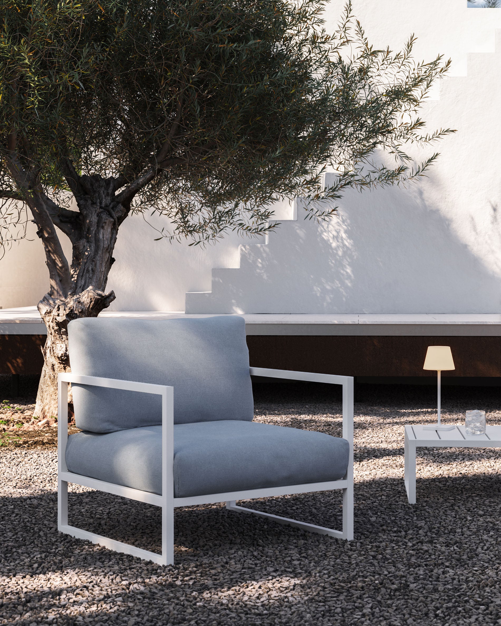 Comova 100% outdoor armchair in blue and white aluminium - Lifestyle