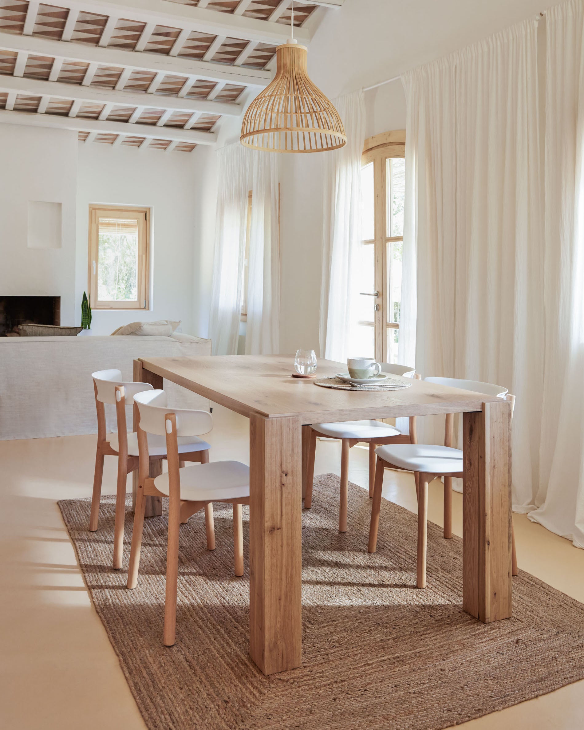 Deyanira table with oak veneer and solid oak legs 200 x 100 cm - Lifestyle