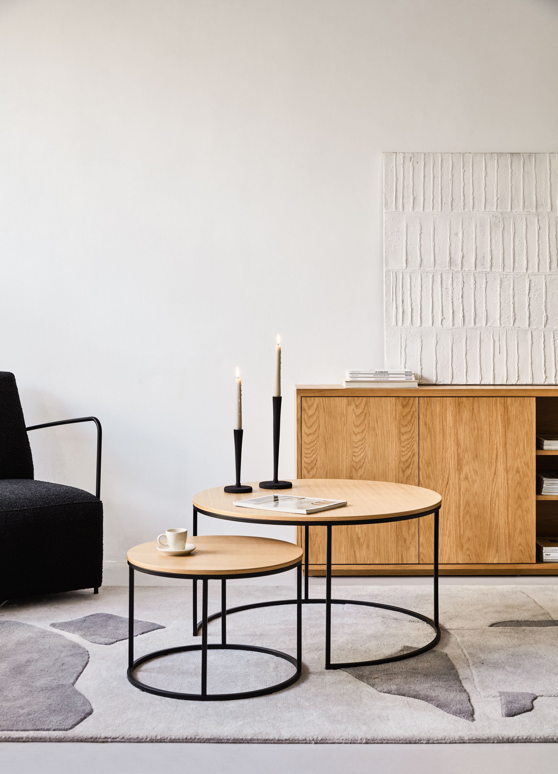 Yoana set of 2 nesting side tables with oak wood veneer & black metal, Ø 80 cm / Ø 50 cm - Lifestyle