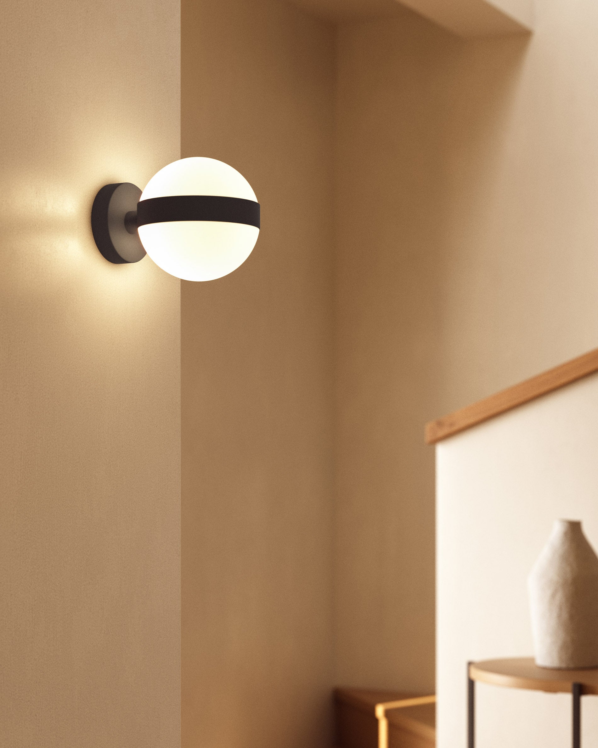 Anasol metal wall sconce with black finish - Lifestyle