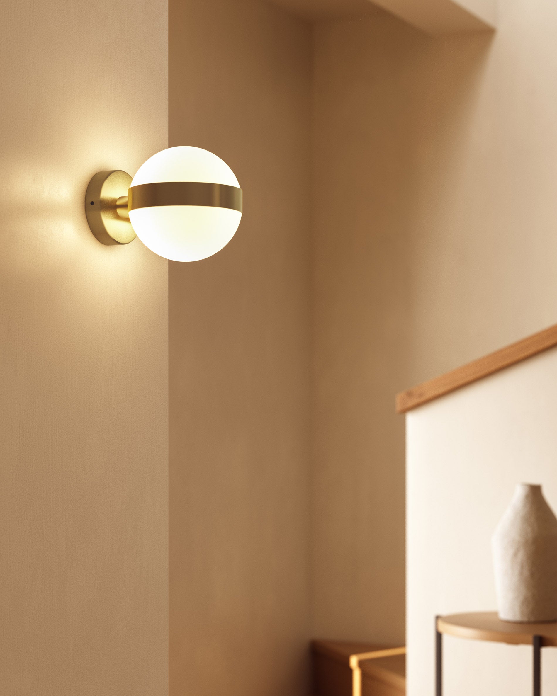 Anasol metal wall sconce with gold finish - Lifestyle