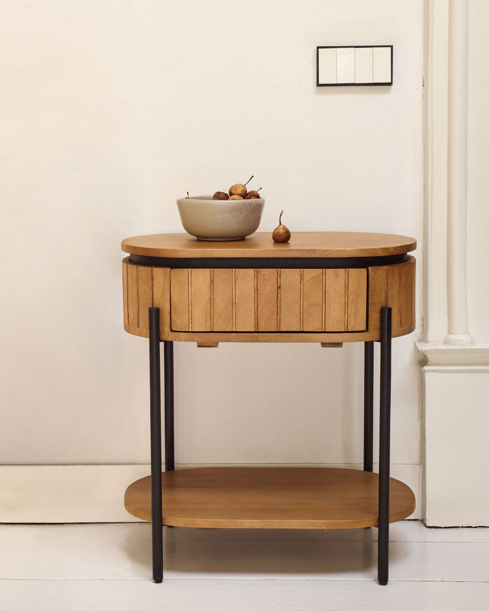 Licia mango wood bedside table with 1 drawer, with a natural finish and metal, 55 x 65 cm - Lifestyle