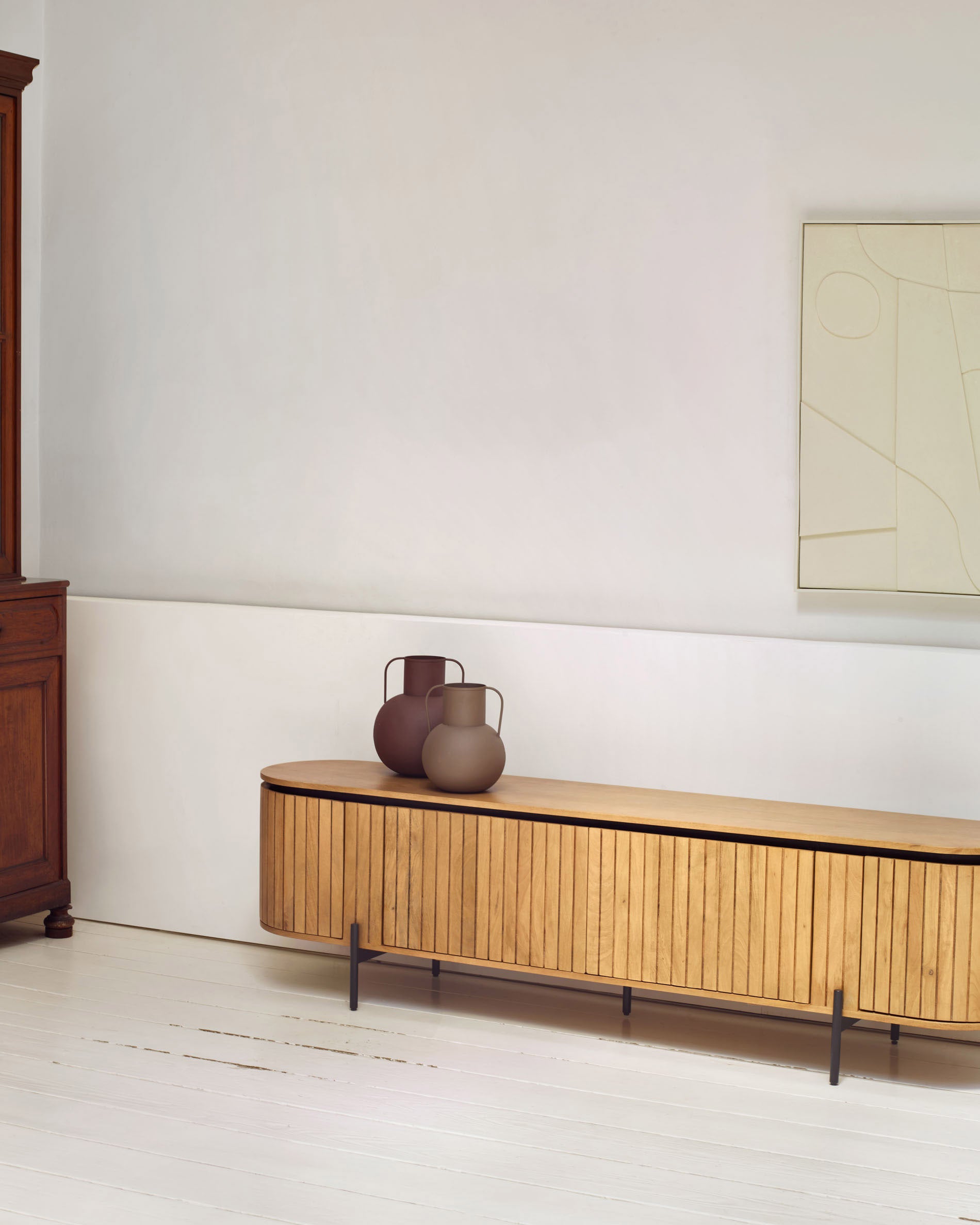Licia TV stand with 4 doors, solid mango wood with natural finish and metal, 200 x 55 cm - Lifestyle