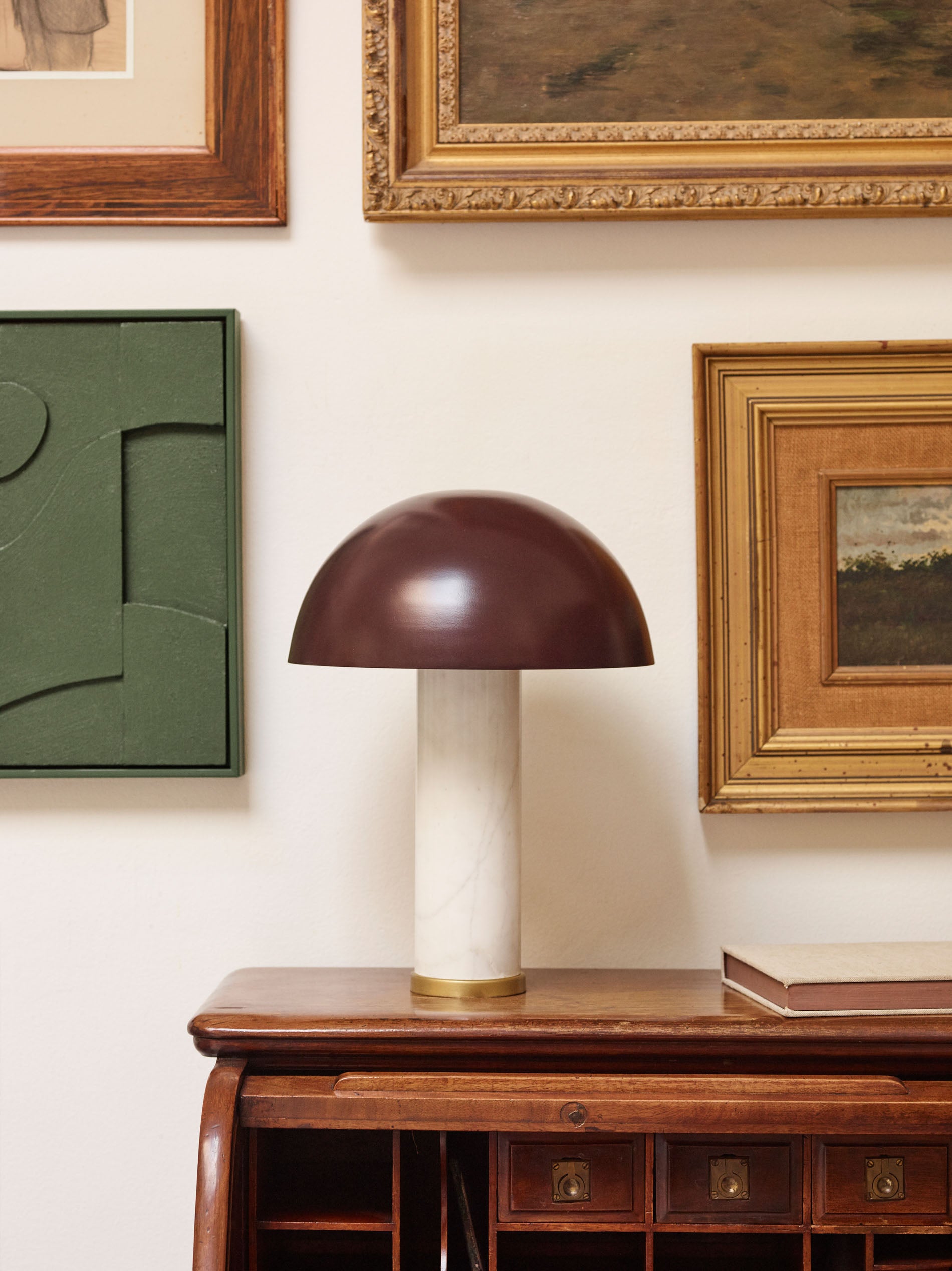 Zorione table lamp in white marble and metal, with a painted brown finish - Lifestyle