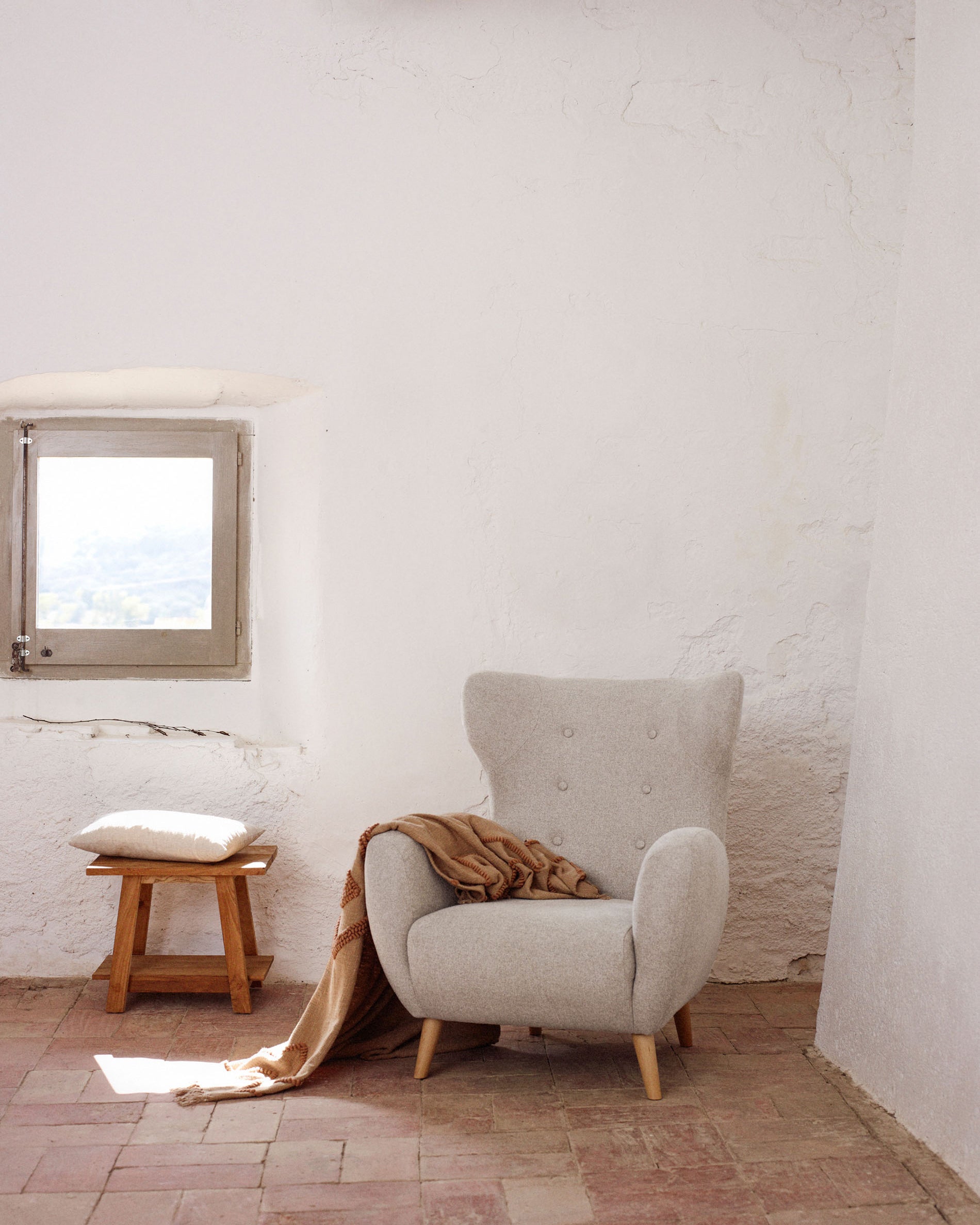 Patio beige armchair with solid beech wood legs FSC Mix Credit - Lifestyle
